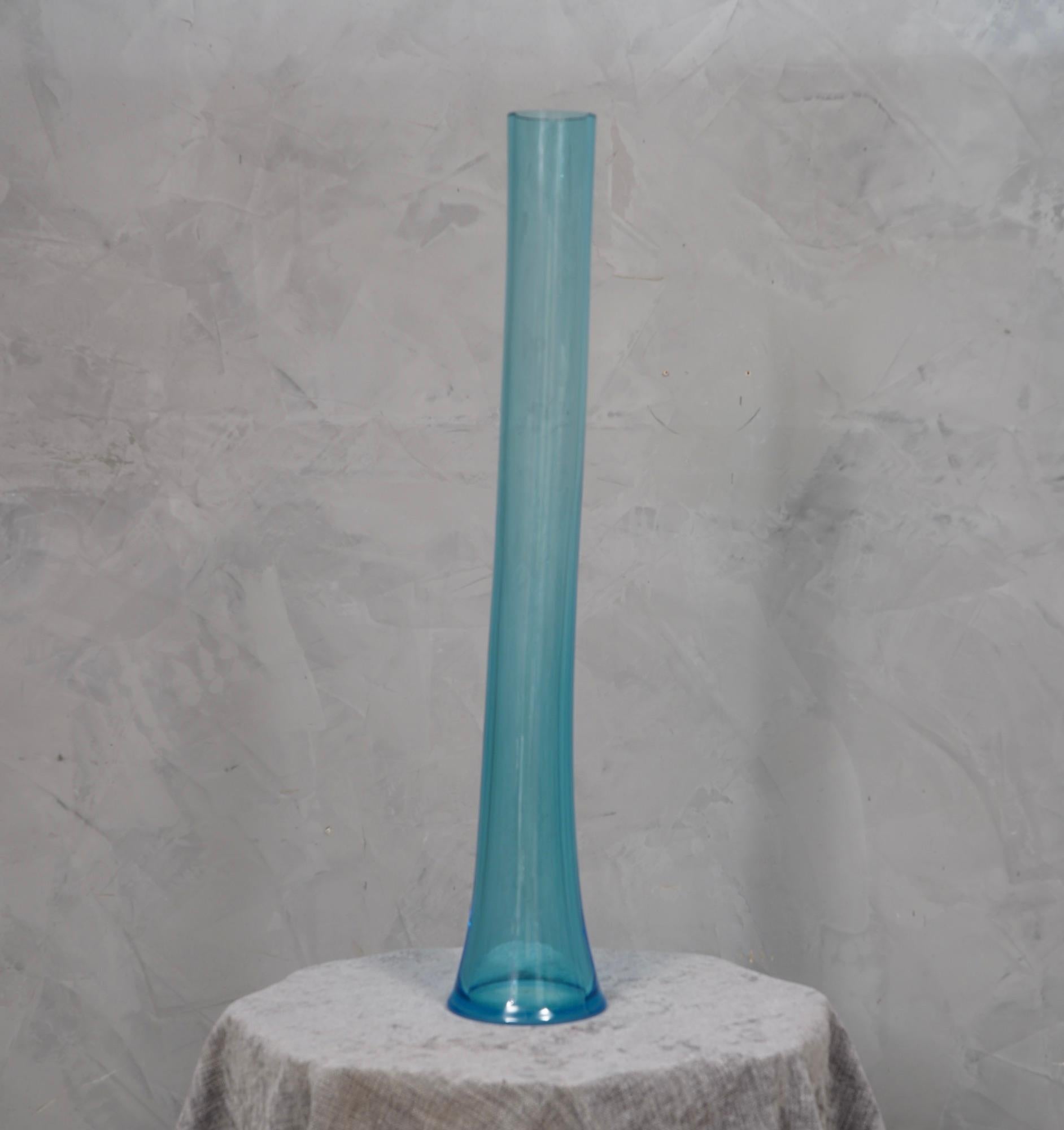 Mid-Century moderno Vaso di Murano in vetro soffiato color blu cielo del Medioevo, 1990 in vendita
