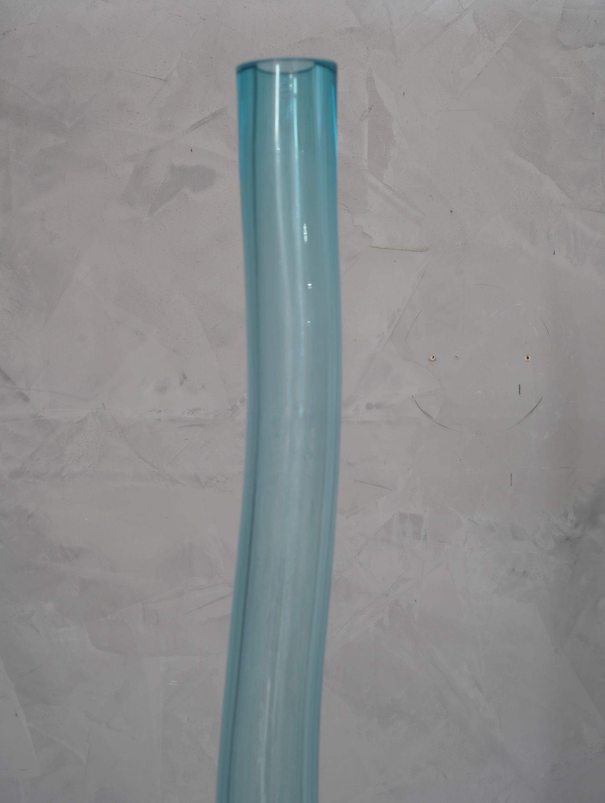 Italiano Vaso di Murano in vetro soffiato color blu cielo del Medioevo, 1990 in vendita