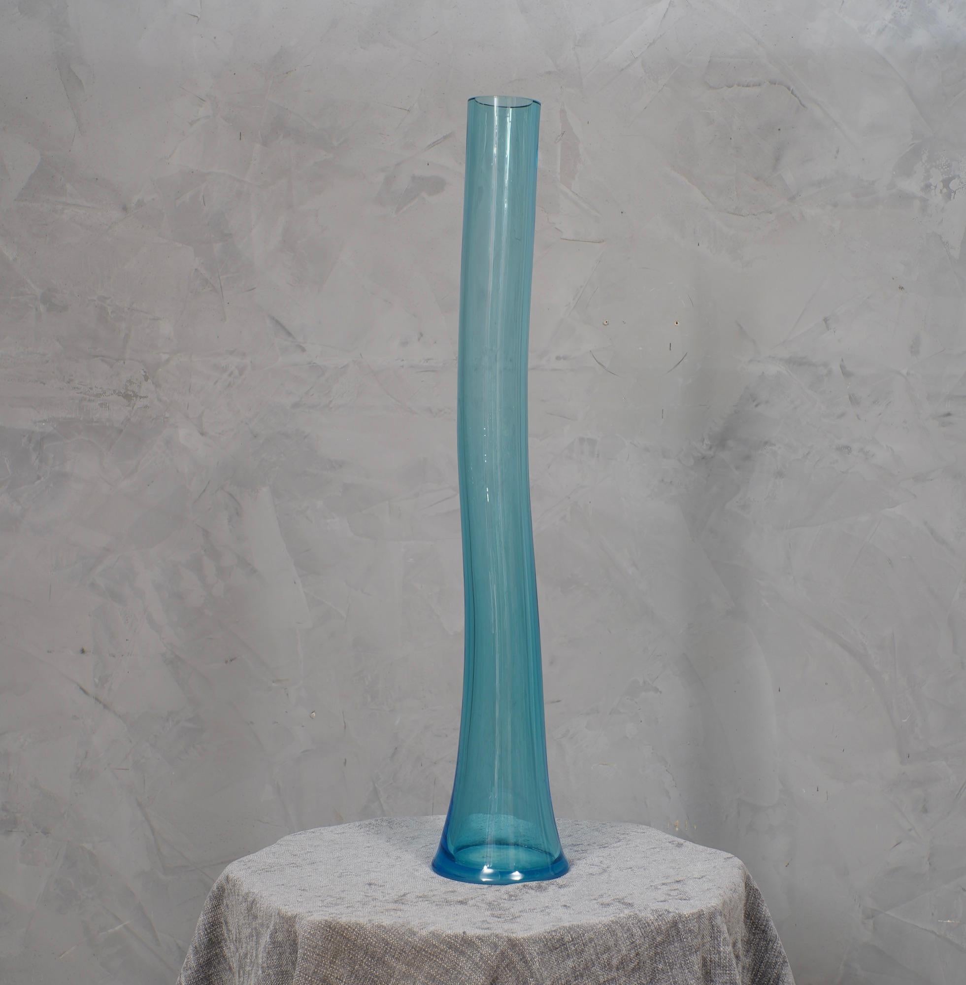 Italiano Vaso di Murano in vetro soffiato color blu cielo del Medioevo, 1990 in vendita