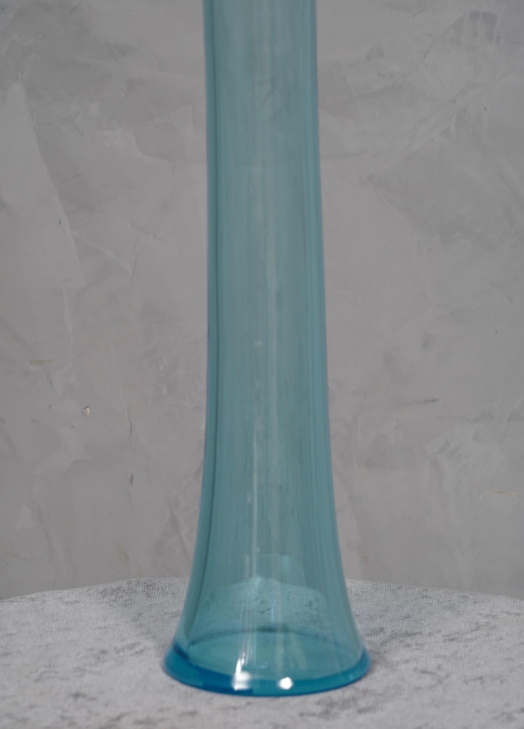 Fin du 20e siècle Vase d'art de Murano en verre soufflé bleu ciel, 1990 en vente