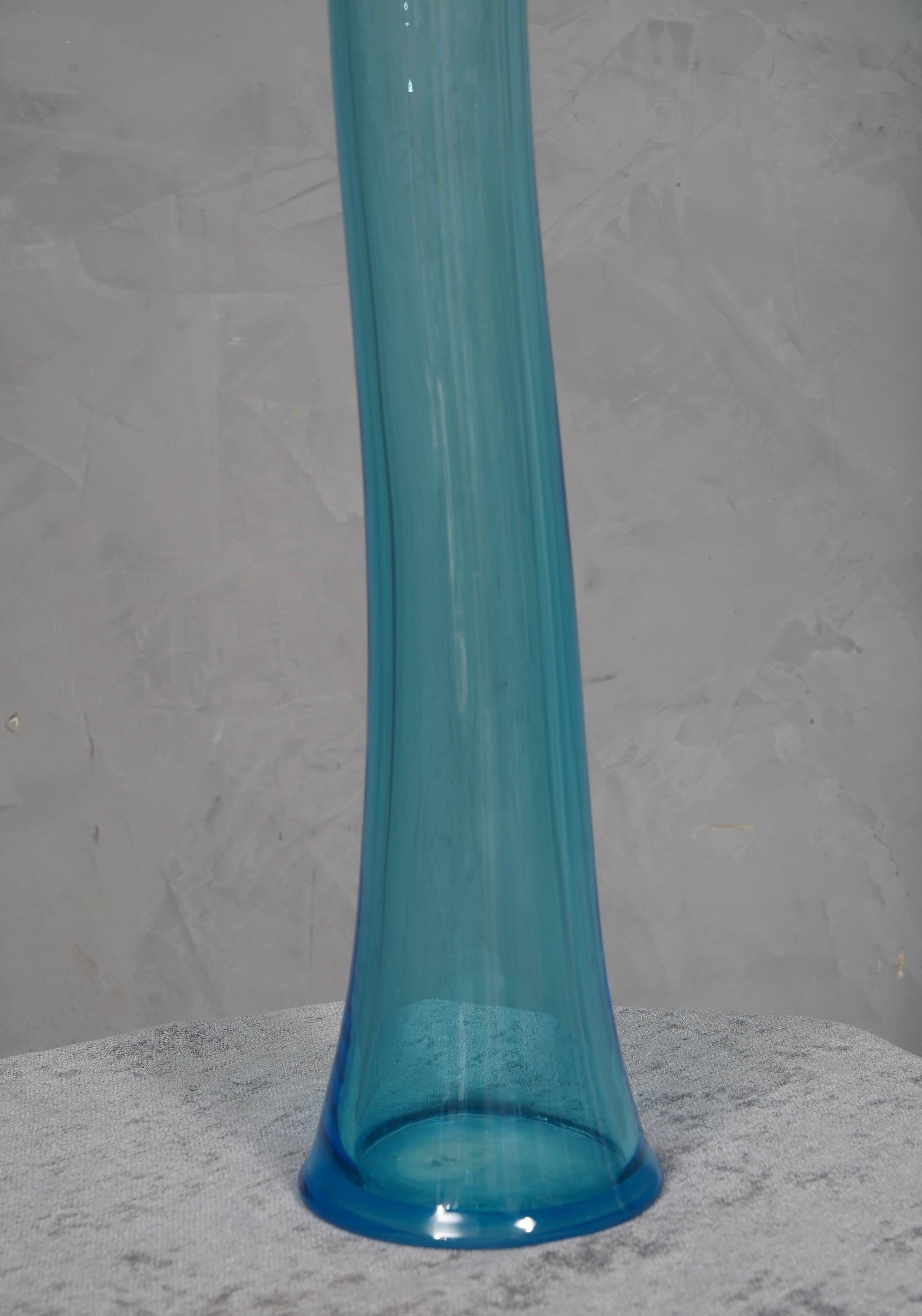 Fine XX secolo Vaso di Murano in vetro soffiato color blu cielo del Medioevo, 1990 in vendita