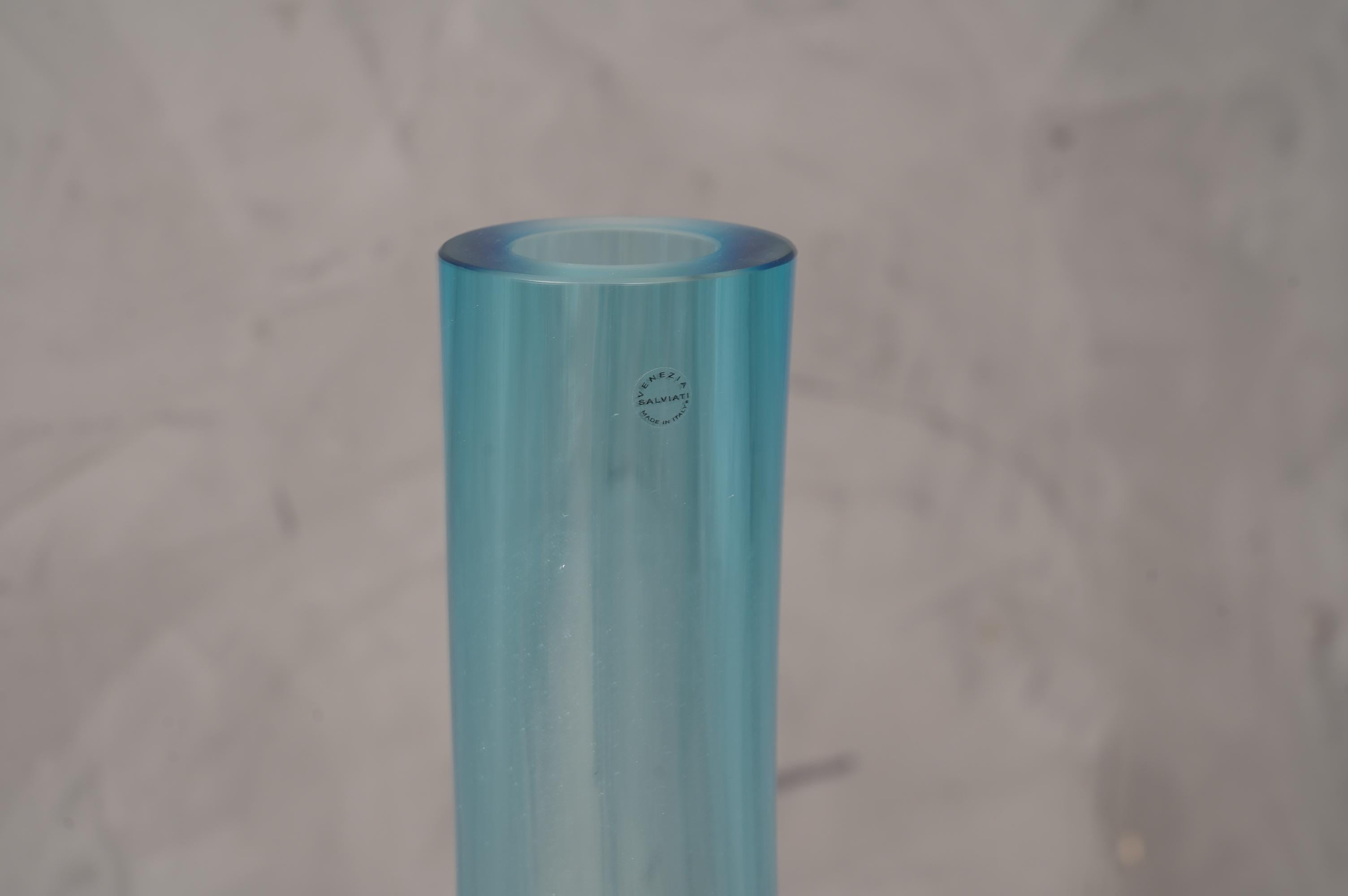 Vetro soffiato Vaso di Murano in vetro soffiato color blu cielo del Medioevo, 1990 in vendita