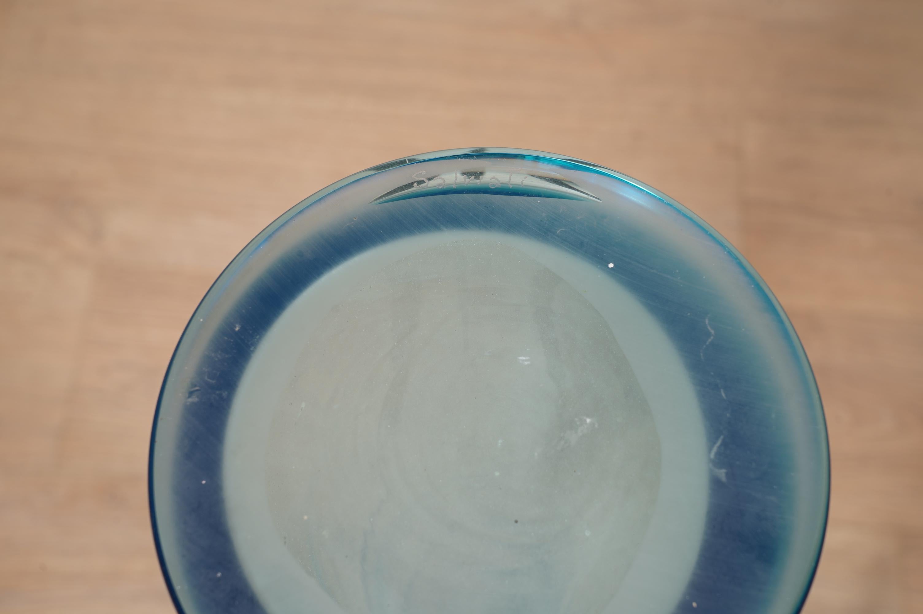 Vaso di Murano in vetro soffiato color blu cielo del Medioevo, 1990 in vendita 1