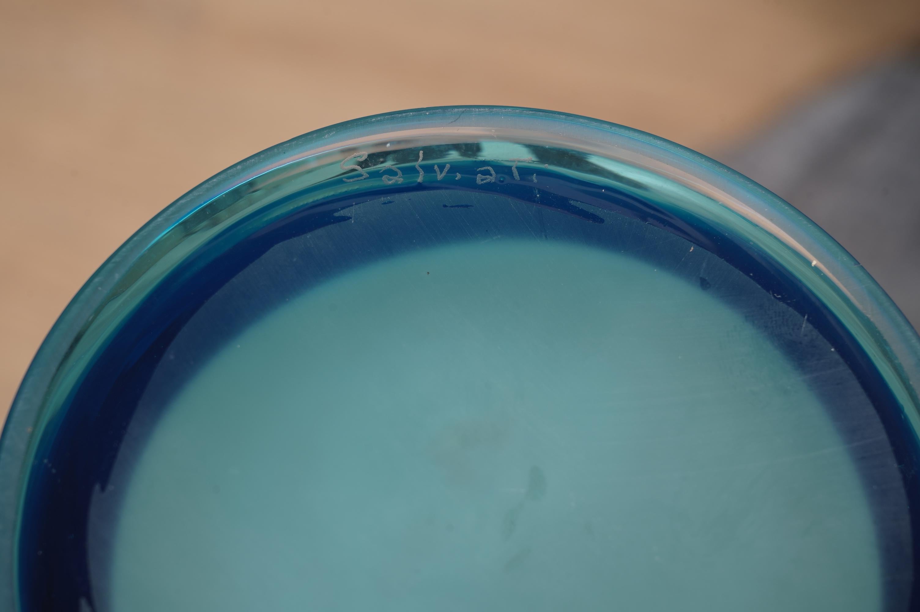 Vaso di Murano in vetro soffiato color blu cielo del Medioevo, 1990 in vendita 1