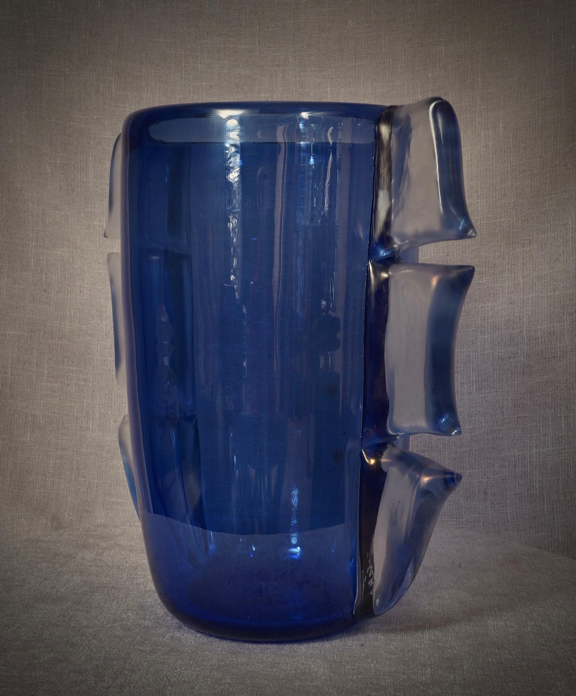 Espléndido jarrón de cristal de Murano blu. Observa las hermosas alas transparentes aplicadas a los lados del jarrón azul. Un magnífico azul con alas transparentes. Los hornos Murano crean un diseño innegablemente atemporal, sencillo pero elegante.