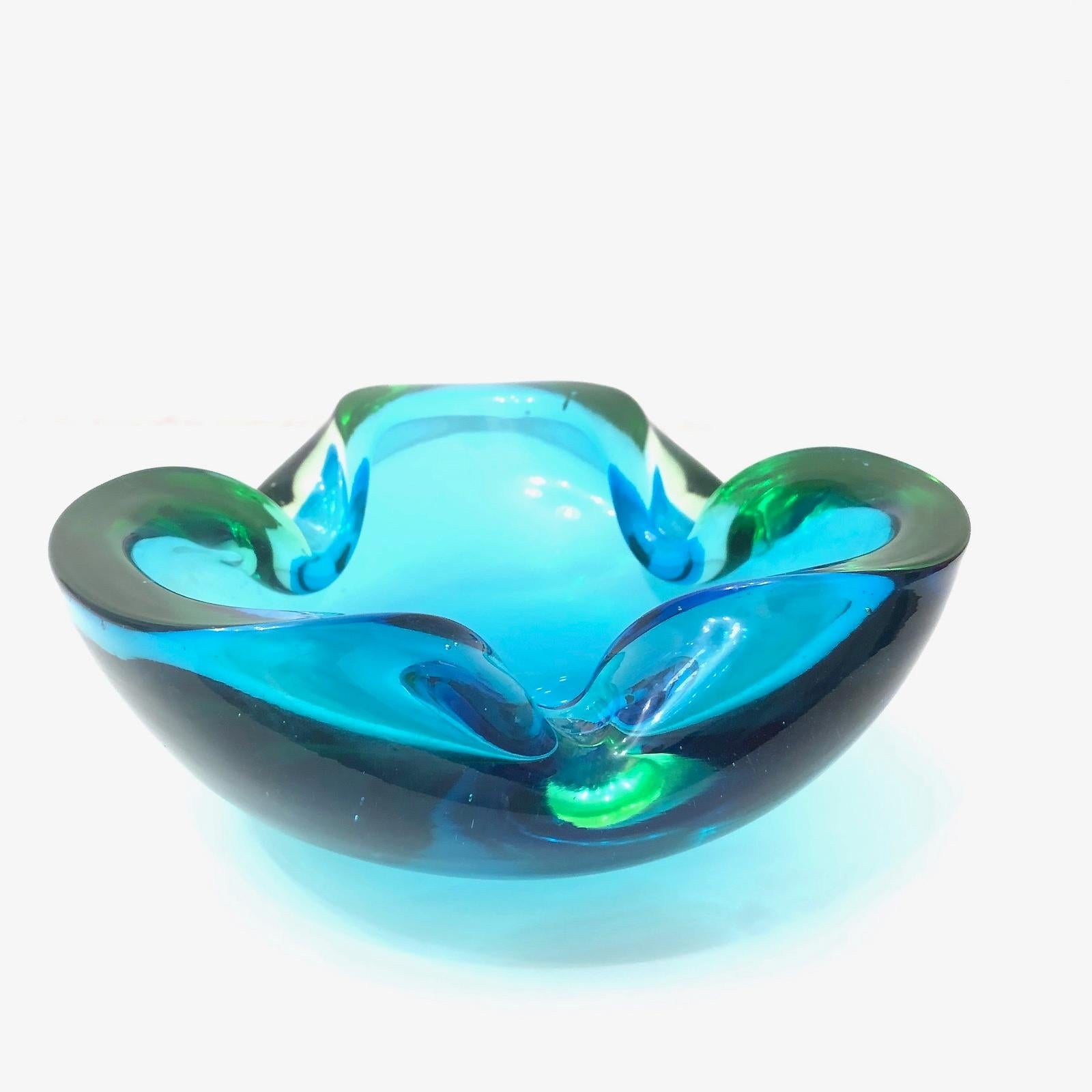Gorgeous hand blown Murano art glass piece with Sommerso and bullicante techniques. A beautiful organic shaped bowl, catchall or ashtray in blue and green. Italy, 1970s.