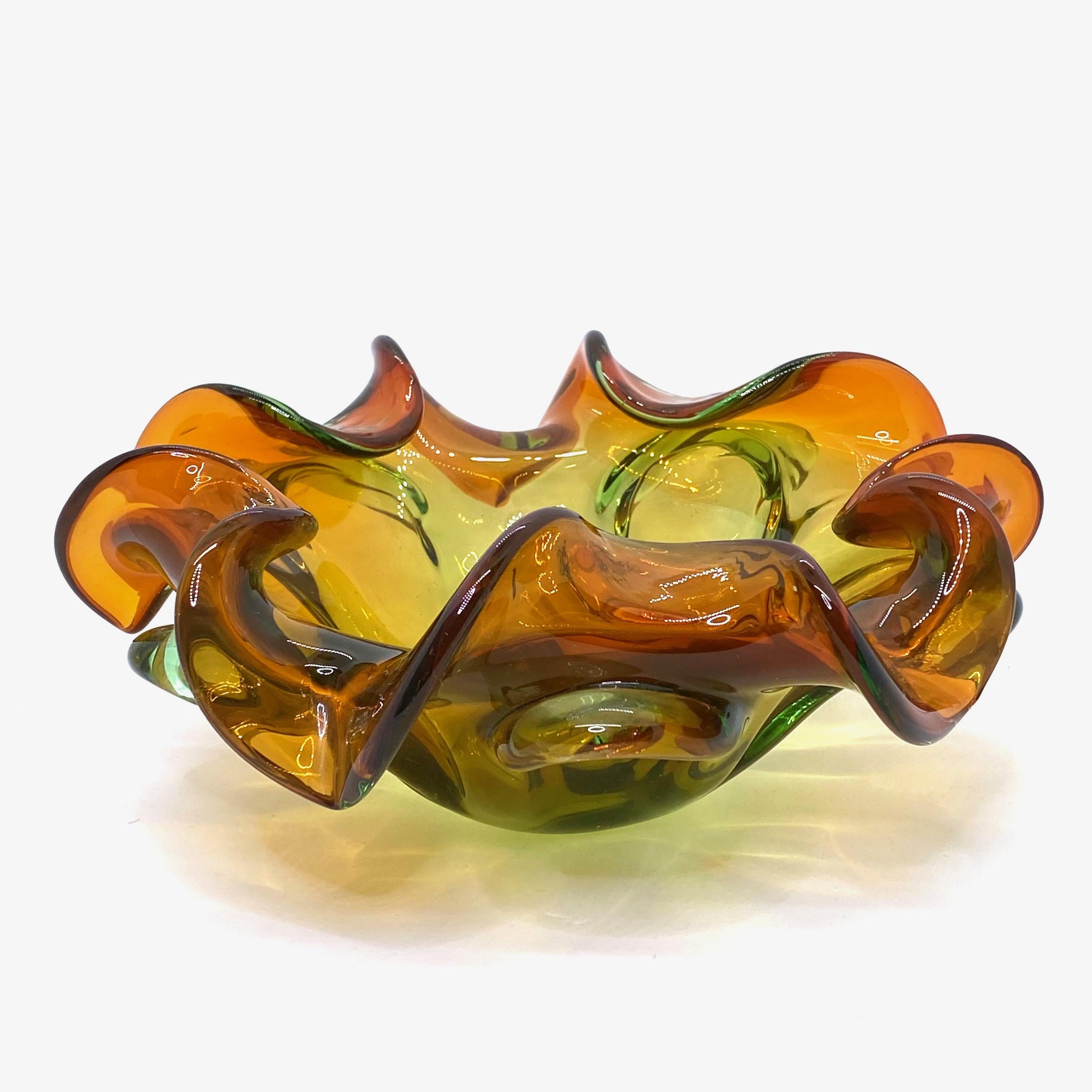 Gorgeous hand blown Murano art glass piece with Sommerso and bullicante techniques. A beautiful organic shaped bowl, catchall, Venice, Murano, Italy, 1970s.