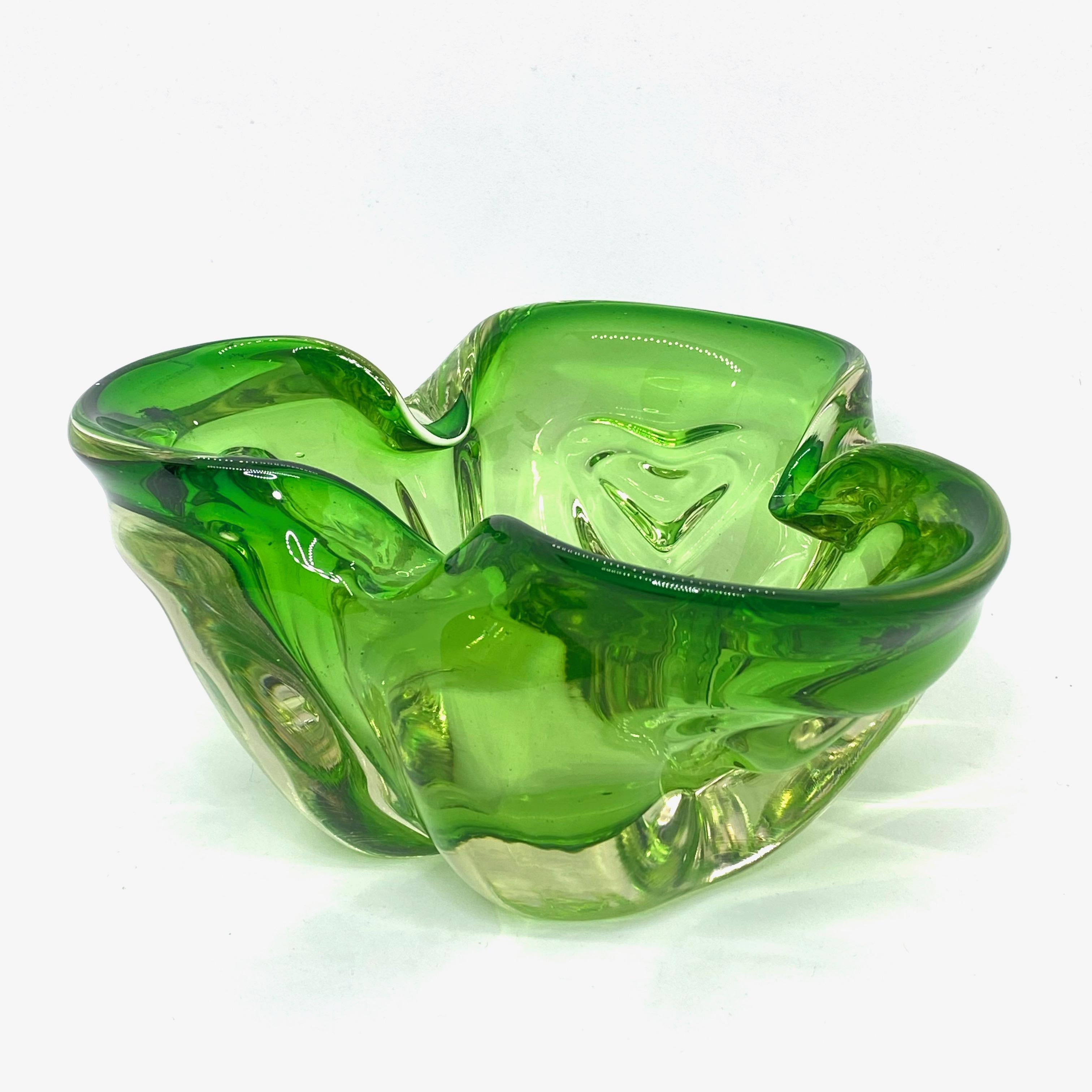 Gorgeous hand blown Murano art glass piece with Sommerso and bullicante techniques. A beautiful organic shaped bowl, catchall, Venice, Murano, Italy, 1970s.