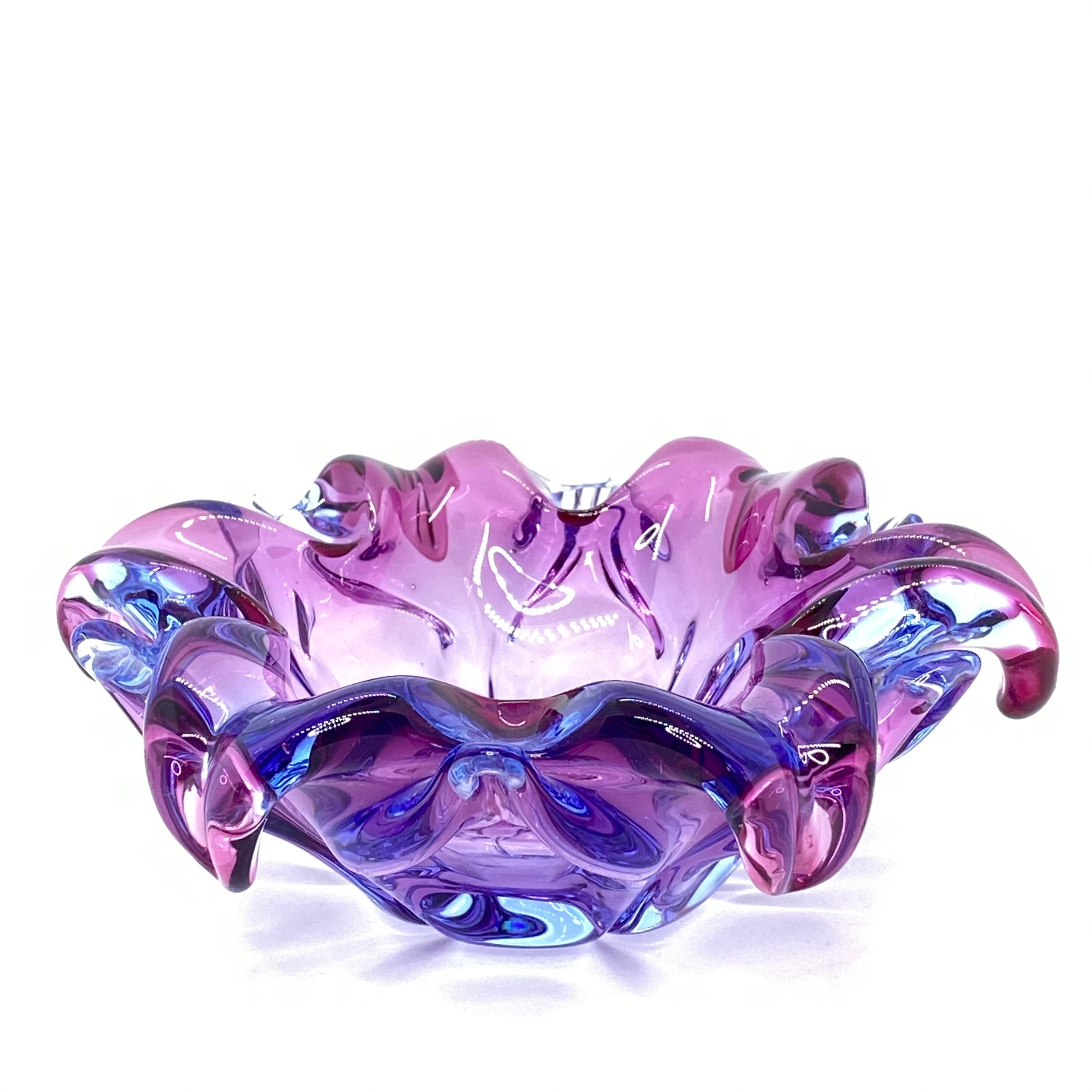 Gorgeous hand blown Murano art glass piece with Sommerso and bullicante techniques. A beautiful organic shaped bowl, catchall, Venice, Murano, Italy, 1970s.