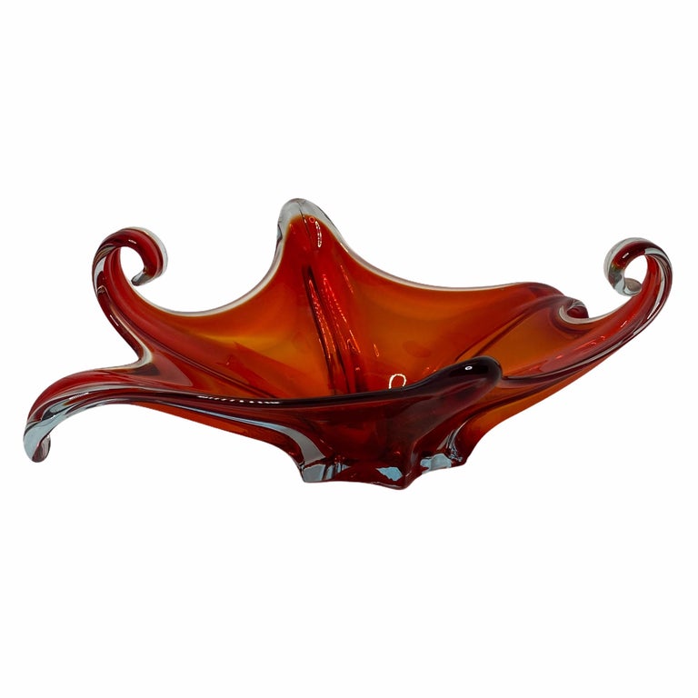 Gorgeous hand blown Murano art glass piece with Sommerso and bullicante techniques. A beautiful organic shaped bowl, catchall, Venice, Murano, Italy, 1970s.