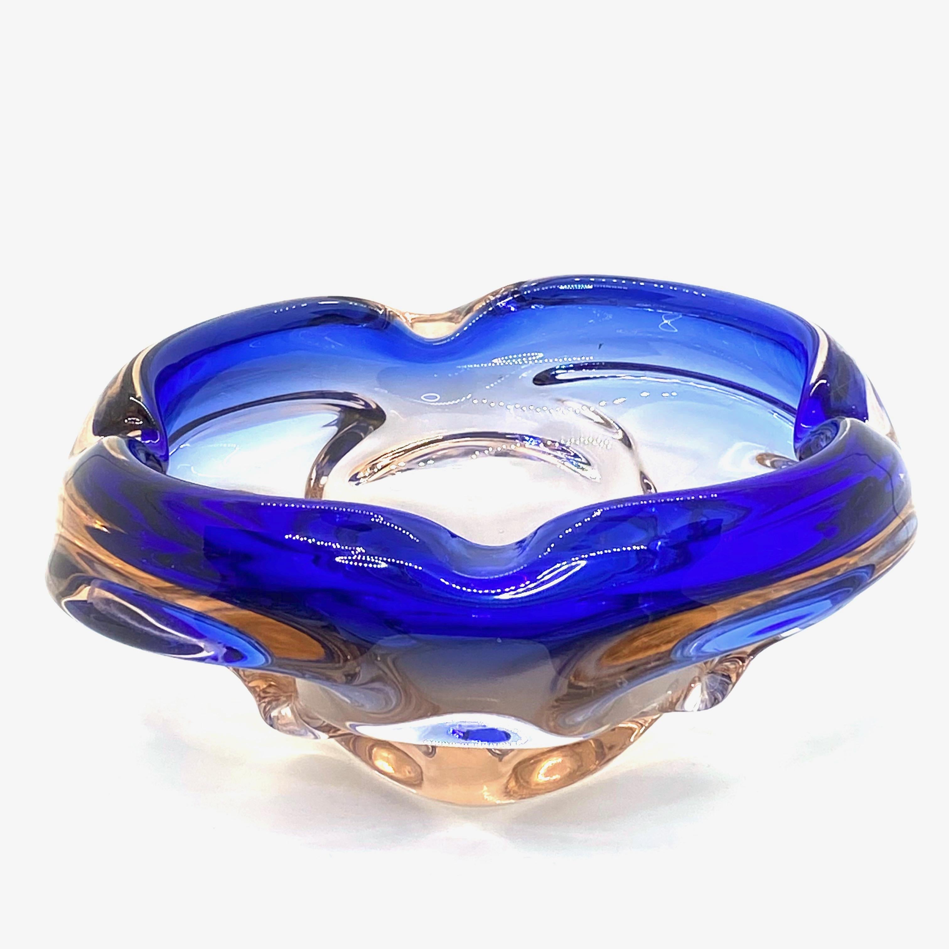 Gorgeous hand blown Murano art glass piece with Sommerso and bullicante techniques. A beautiful organic shaped bowl, catchall, Venice, Murano, Italy, 1970s.