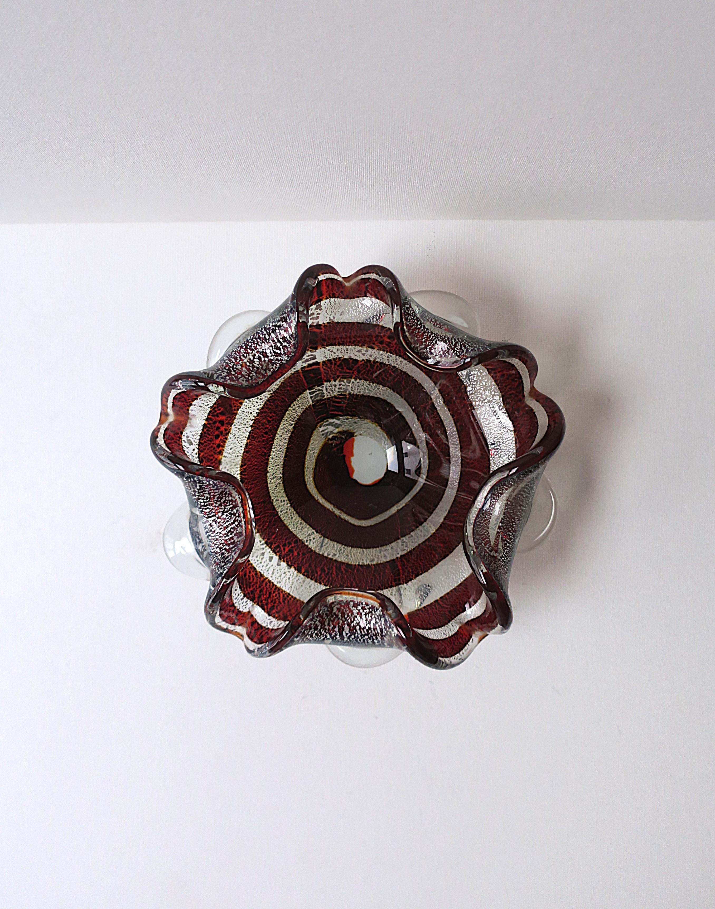 Una bella e sostanziosa ciotola italiana di Murano con un moderno e capriccioso vortice, circa metà del XX secolo, Italia. La ciotola ha un bordo increspato con un design moderno e stravagante in vetro di Murano trasparente/chiaro, una profonda