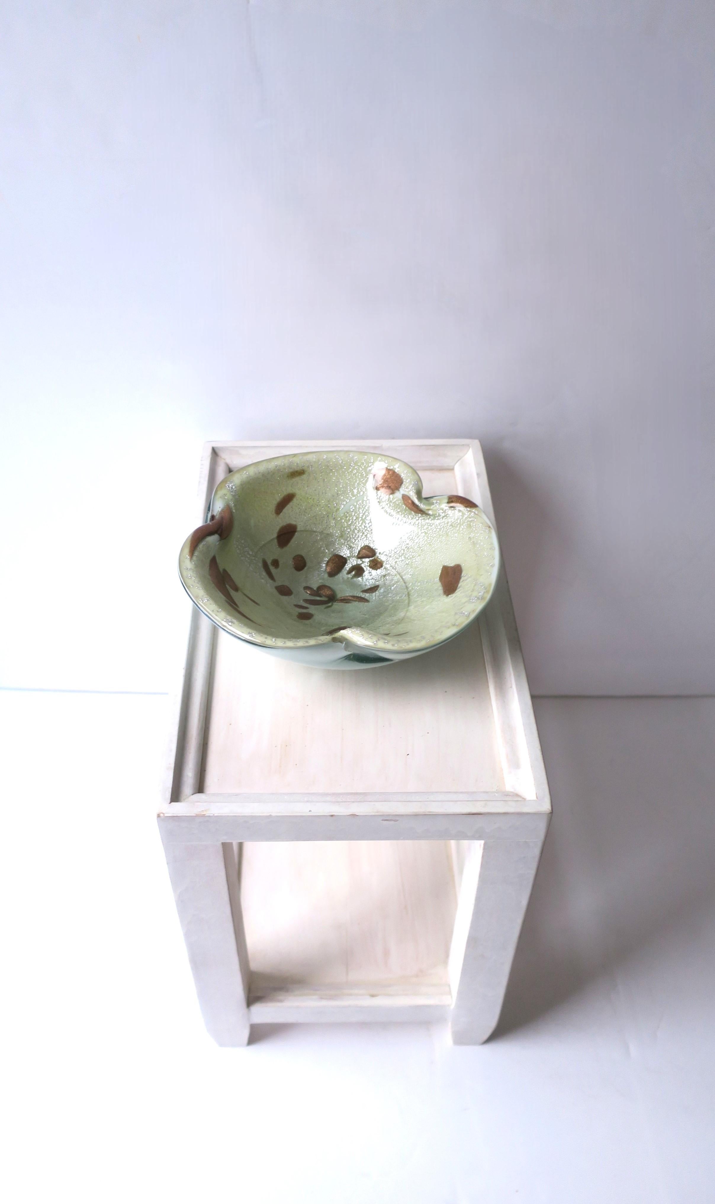 Italian Murano Light Green Art Glass Bowl In Good Condition For Sale In New York, NY