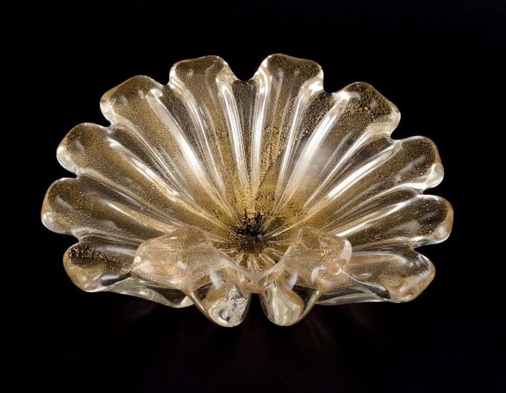 Murano. Ciotola in vetro artistico in vetro trasparente con intarsi in polvere d'oro. Forma organica In condizioni ottime in vendita a Copenhagen, DK