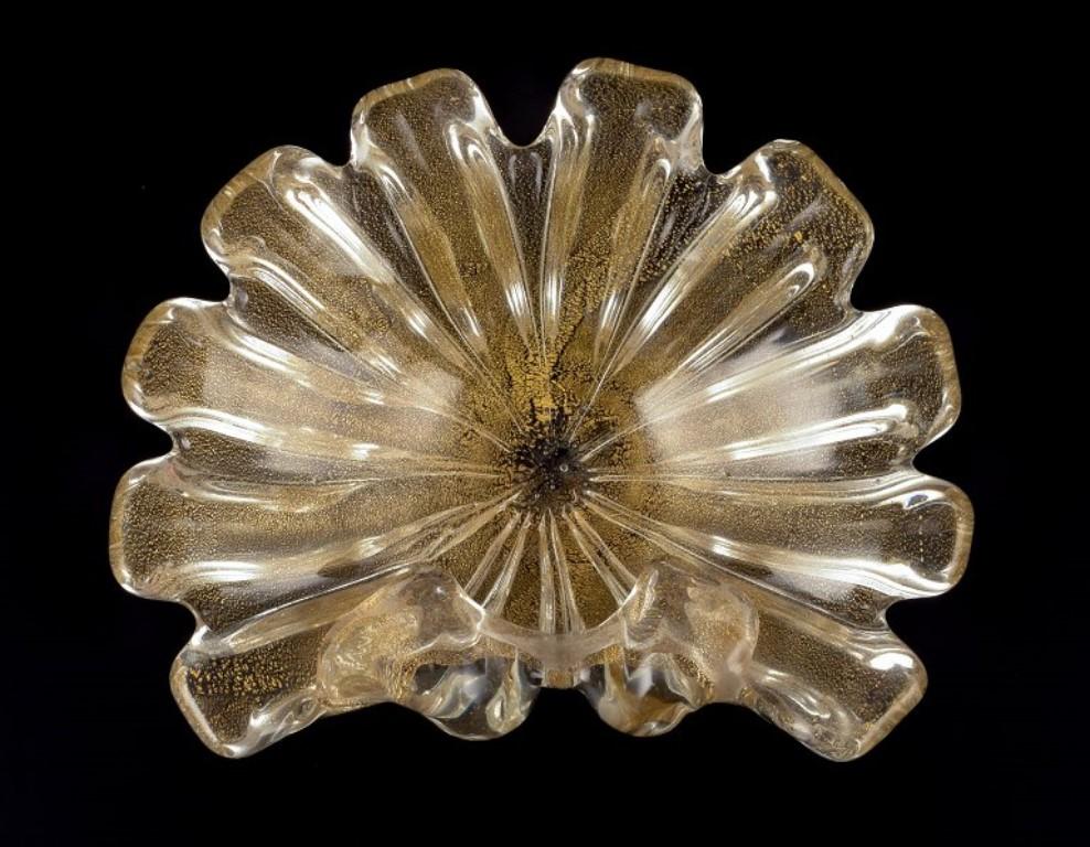 Fine XX secolo Murano. Ciotola in vetro artistico in vetro trasparente con intarsi in polvere d'oro. Forma organica in vendita