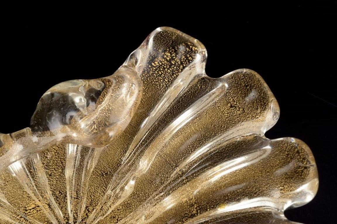 Vetro artistico Murano. Ciotola in vetro artistico in vetro trasparente con intarsi in polvere d'oro. Forma organica in vendita