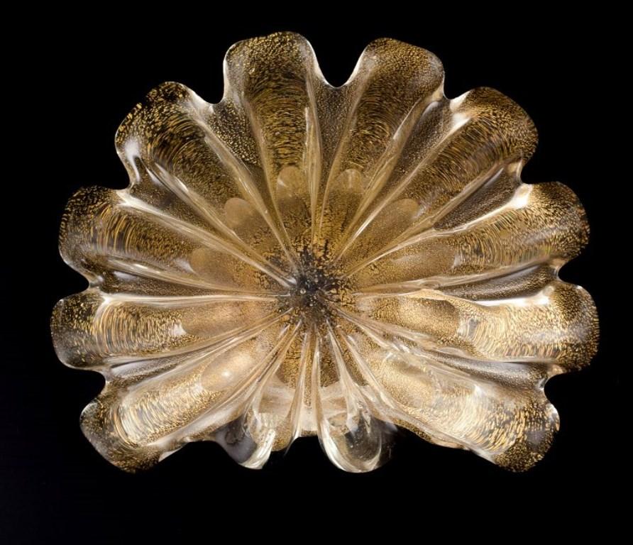 Murano. Ciotola in vetro artistico in vetro trasparente con intarsi in polvere d'oro. Forma organica in vendita 1
