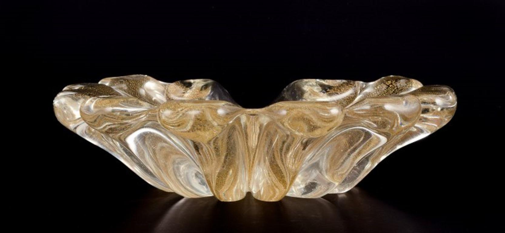 Murano. Ciotola in vetro artistico in vetro trasparente con intarsi in polvere d'oro. Forma organica in vendita 2