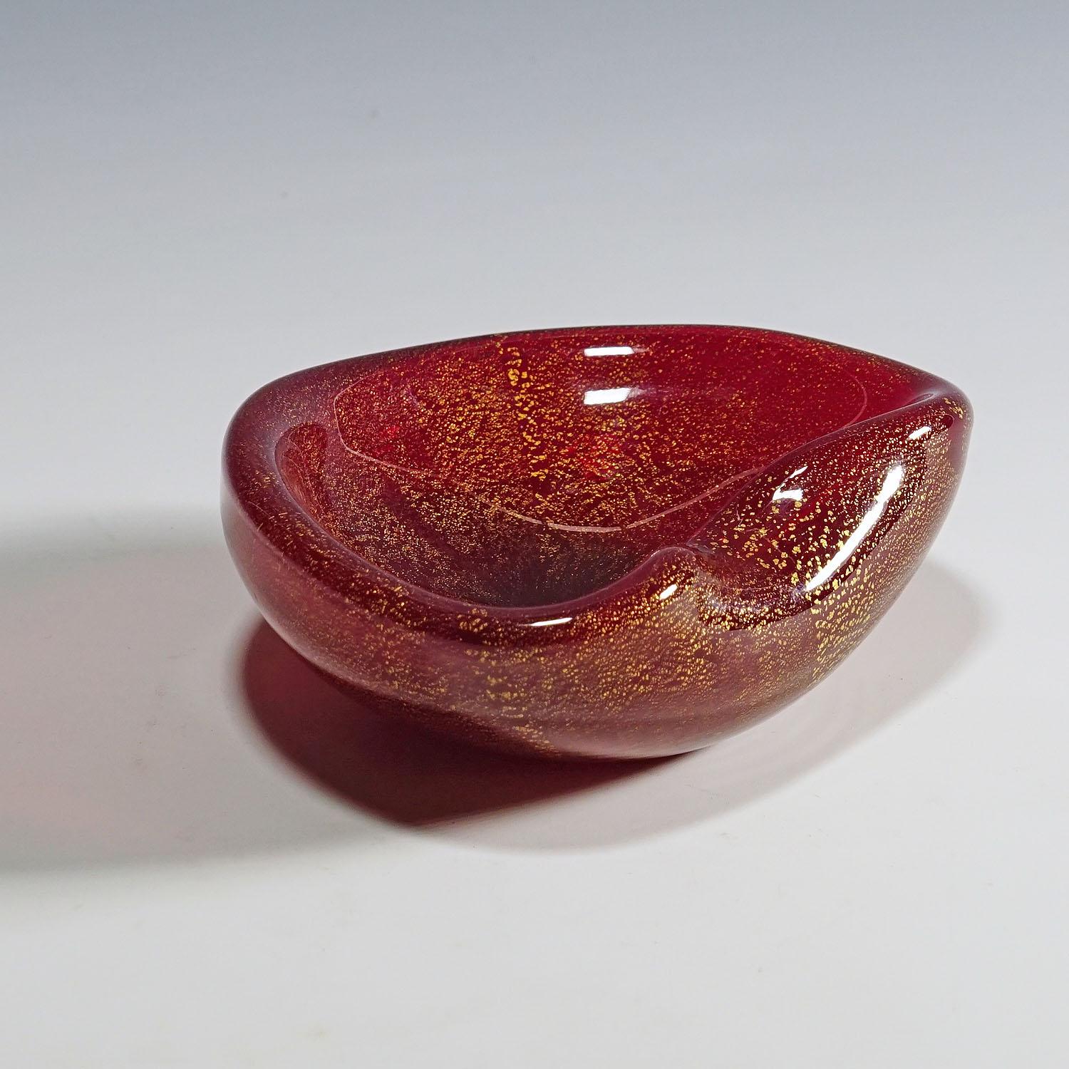 Mid-Century Modern Murano Art Glass Bowl in Red with Gold, Seguso, circa 1960s For Sale