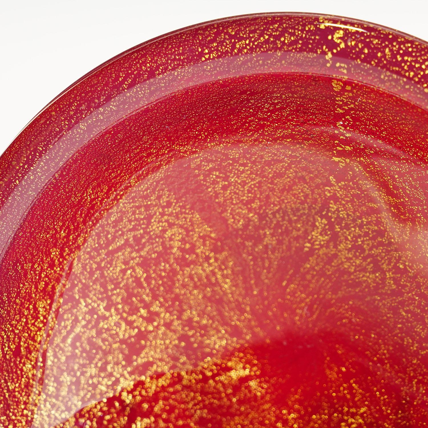 Murano Art Glass Bowl in Red with Gold, Seguso, circa 1960s For Sale 1