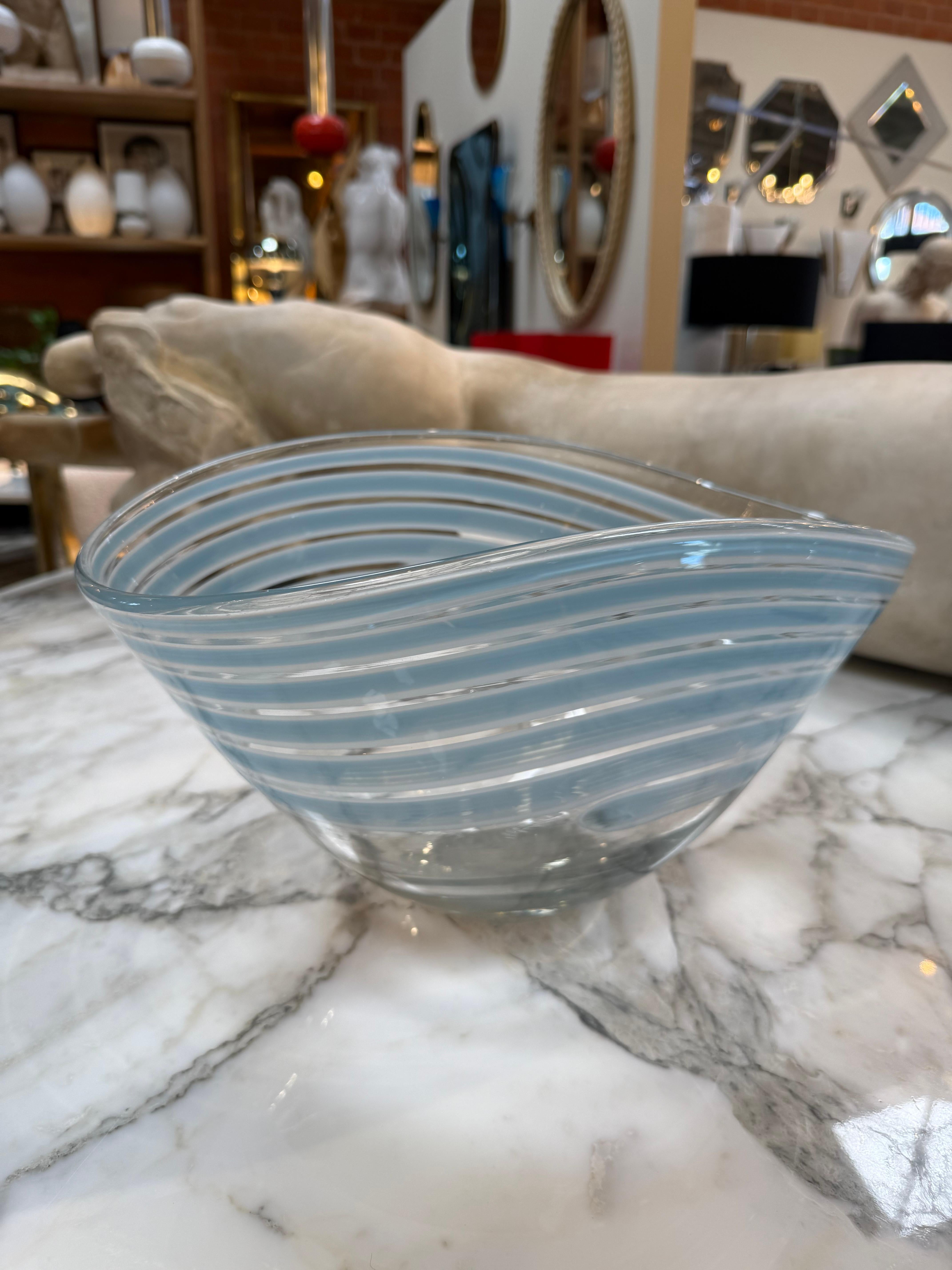 Moderne Bol en verre d'art de Murano avec rayures bleues en vente