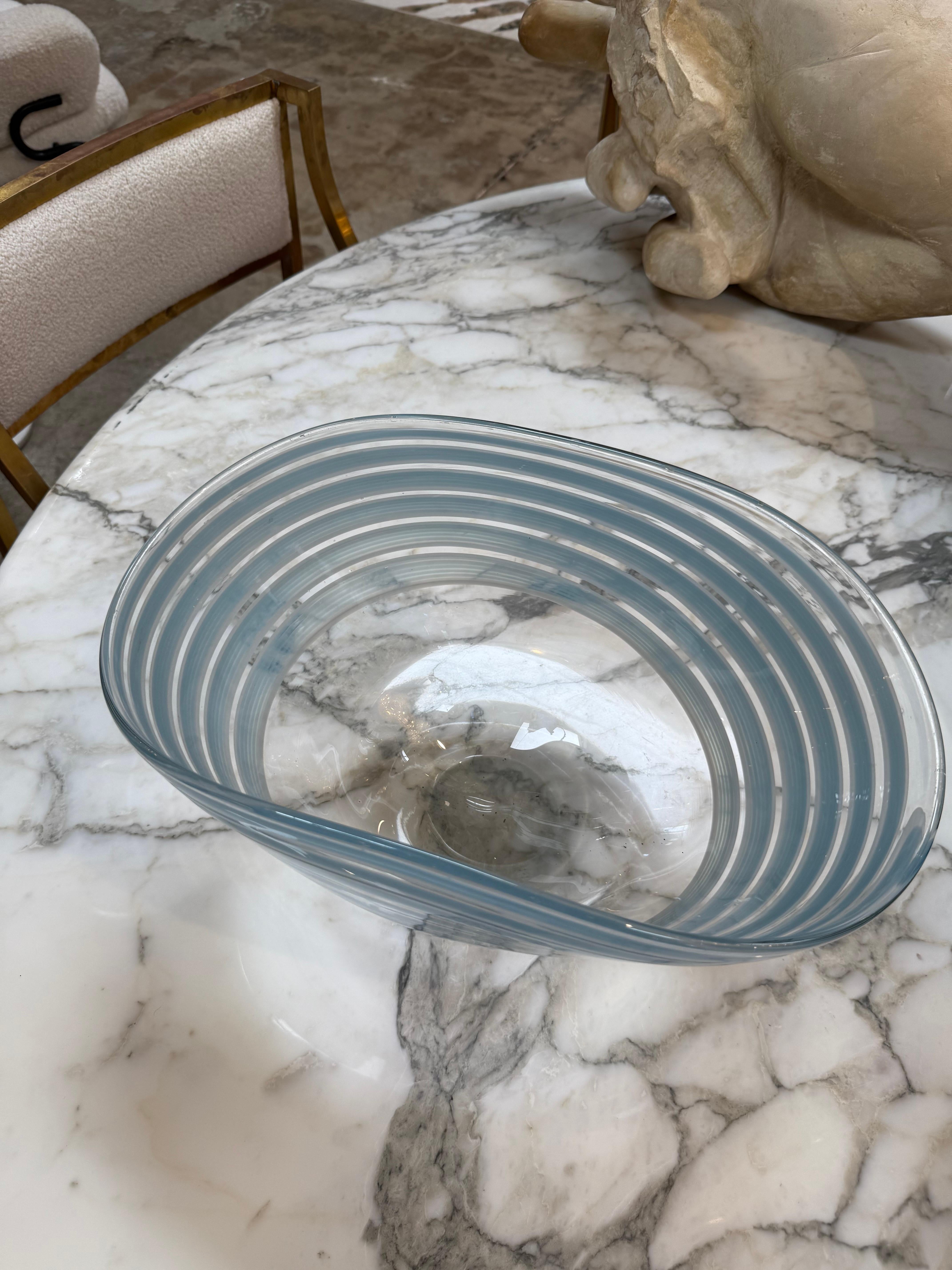 italien Bol en verre d'art de Murano avec rayures bleues en vente