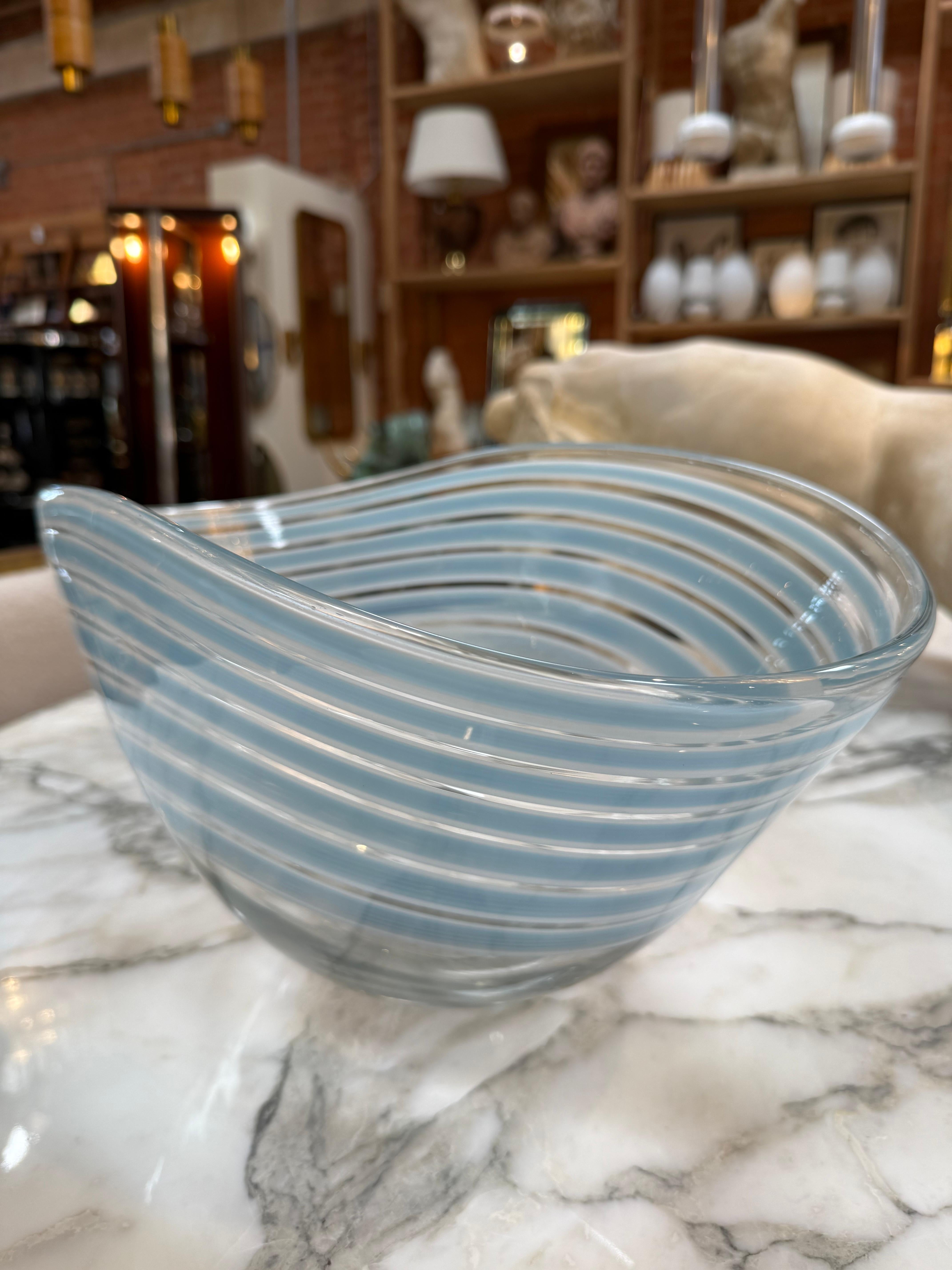 Bol en verre d'art de Murano avec rayures bleues Bon état - En vente à Los Angeles, CA