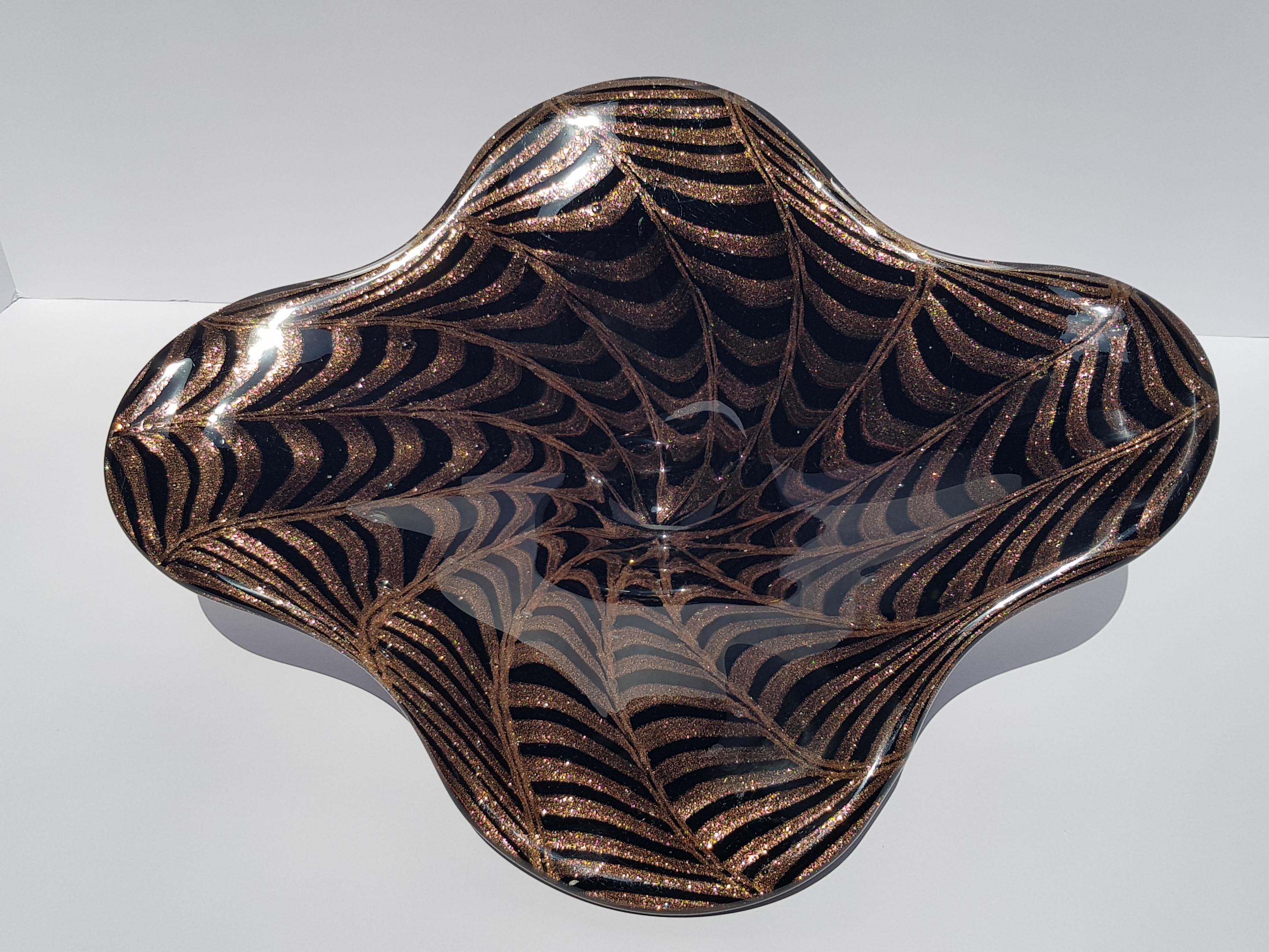 Un elegante, raro e sostanzioso centrotavola, vaso o piatto in vetro artistico di Murano con avventurina di rame brillante su una base di colore nero, risalente al 1955. L'avventurina di rame di questa coppa in vetro artistico è davvero unica e