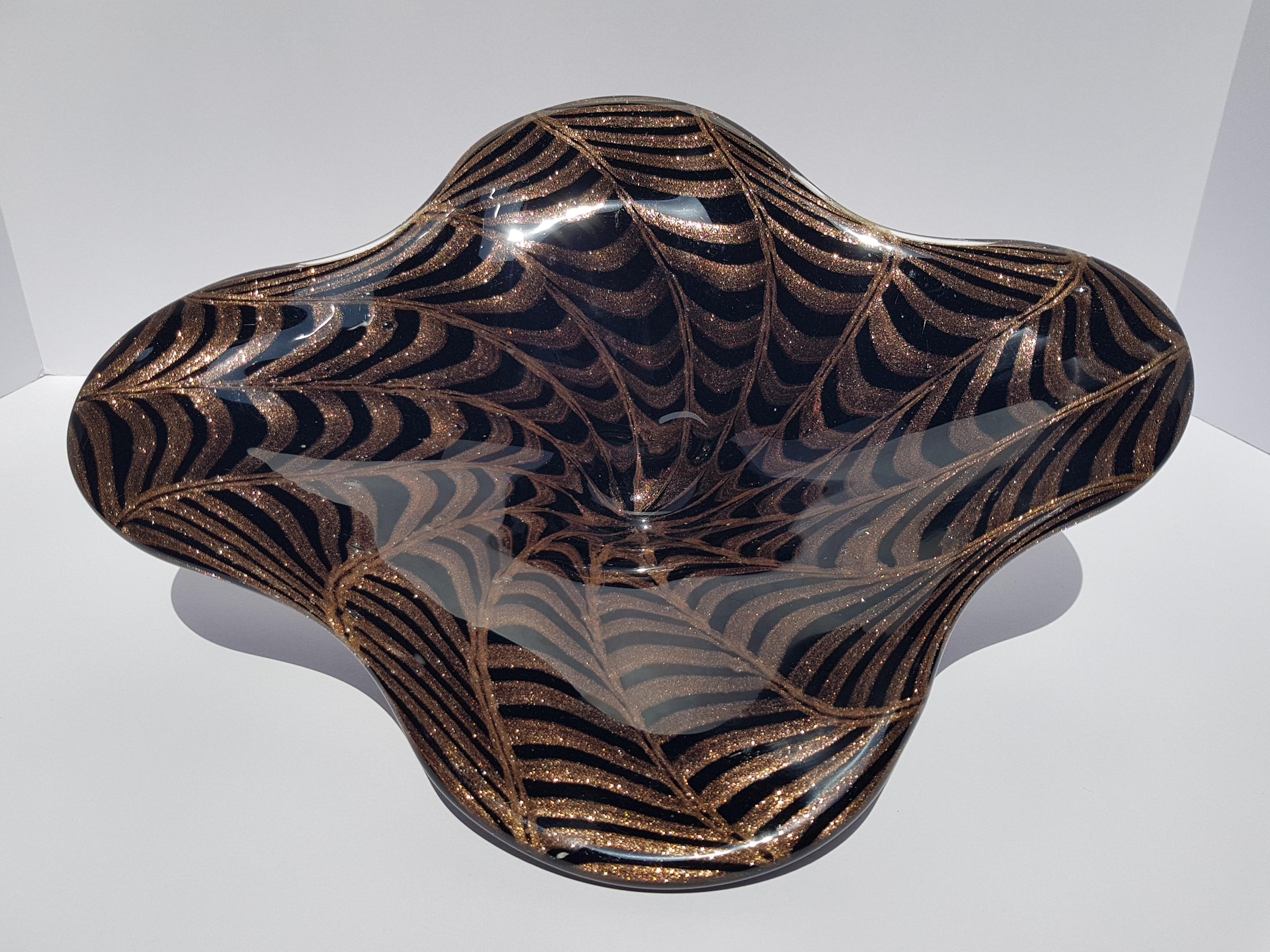 Centrotavola in vetro di Murano Ciotola Vaso Piatto Nero Rame Avventurina Fenicio In condizioni ottime in vendita a Palm Beach, FL