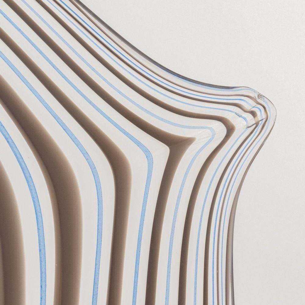 Chargeur en verre d'art de Murano, transparent avec un motif abstrait gris et bleu en spirale, sans marque, avec support chromé. Ensemble : 25