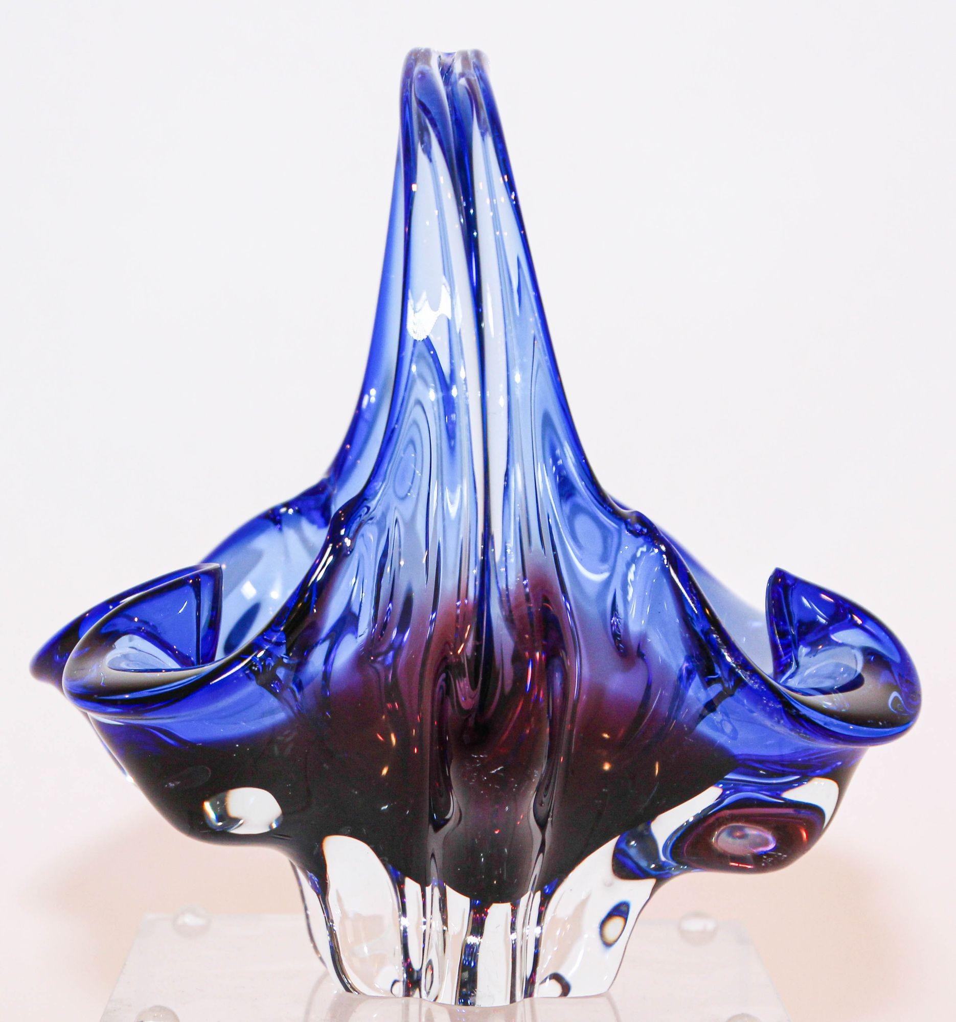 Murano kobaltblauer Kunstglaskorb,
Murano-Glasschale Italien, 1970er Jahre.
Ein erstaunliches Objekt aus dickem Kunstglas im Murano-Stil in einem ungewöhnlichen Design in einer schönen Farbkombination aus Blau und Burgunderrot.
Ein äußerst