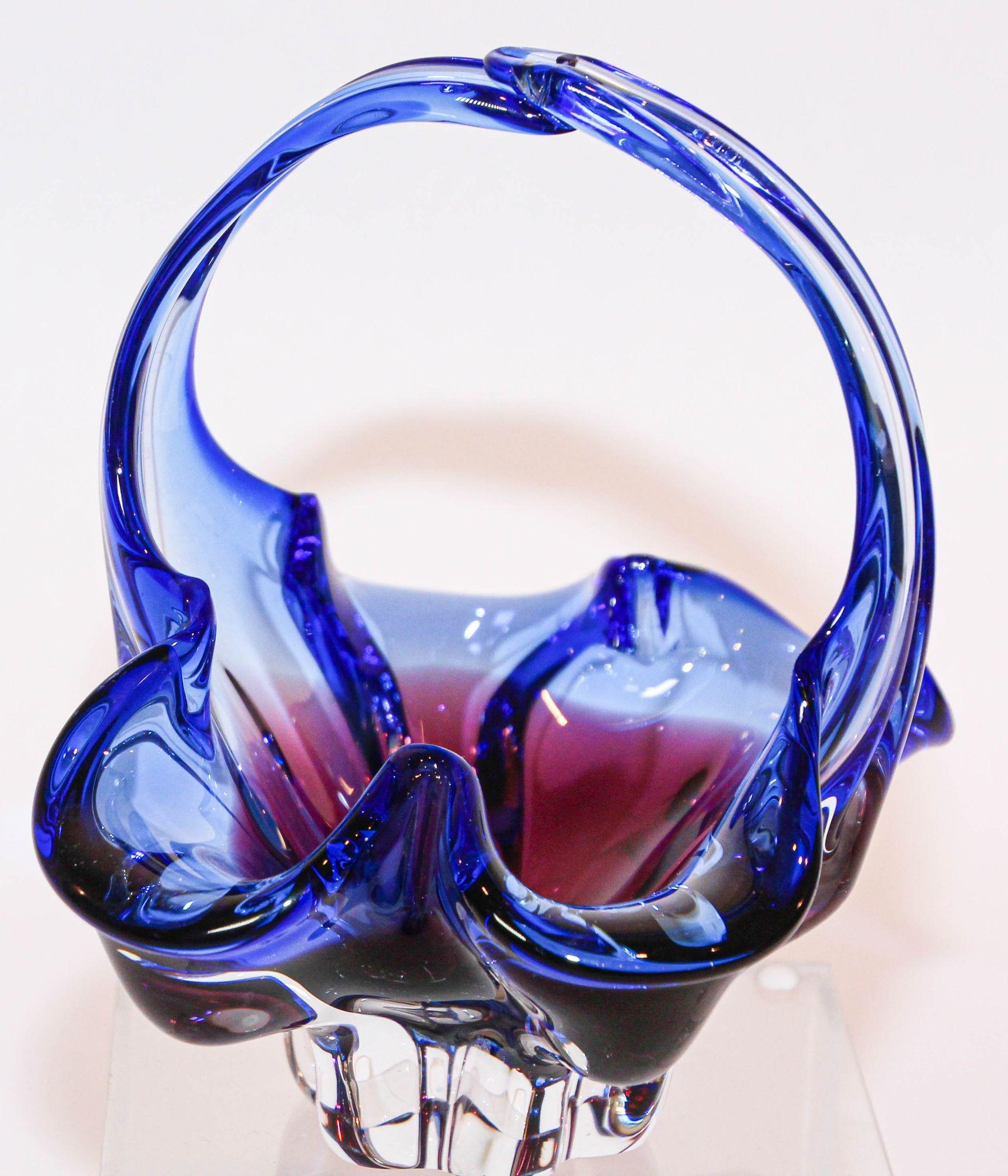 Kobaltblauer Korb aus Murano-Kunstglas mit Henkel 1970er Jahre Italien (Italienisch) im Angebot