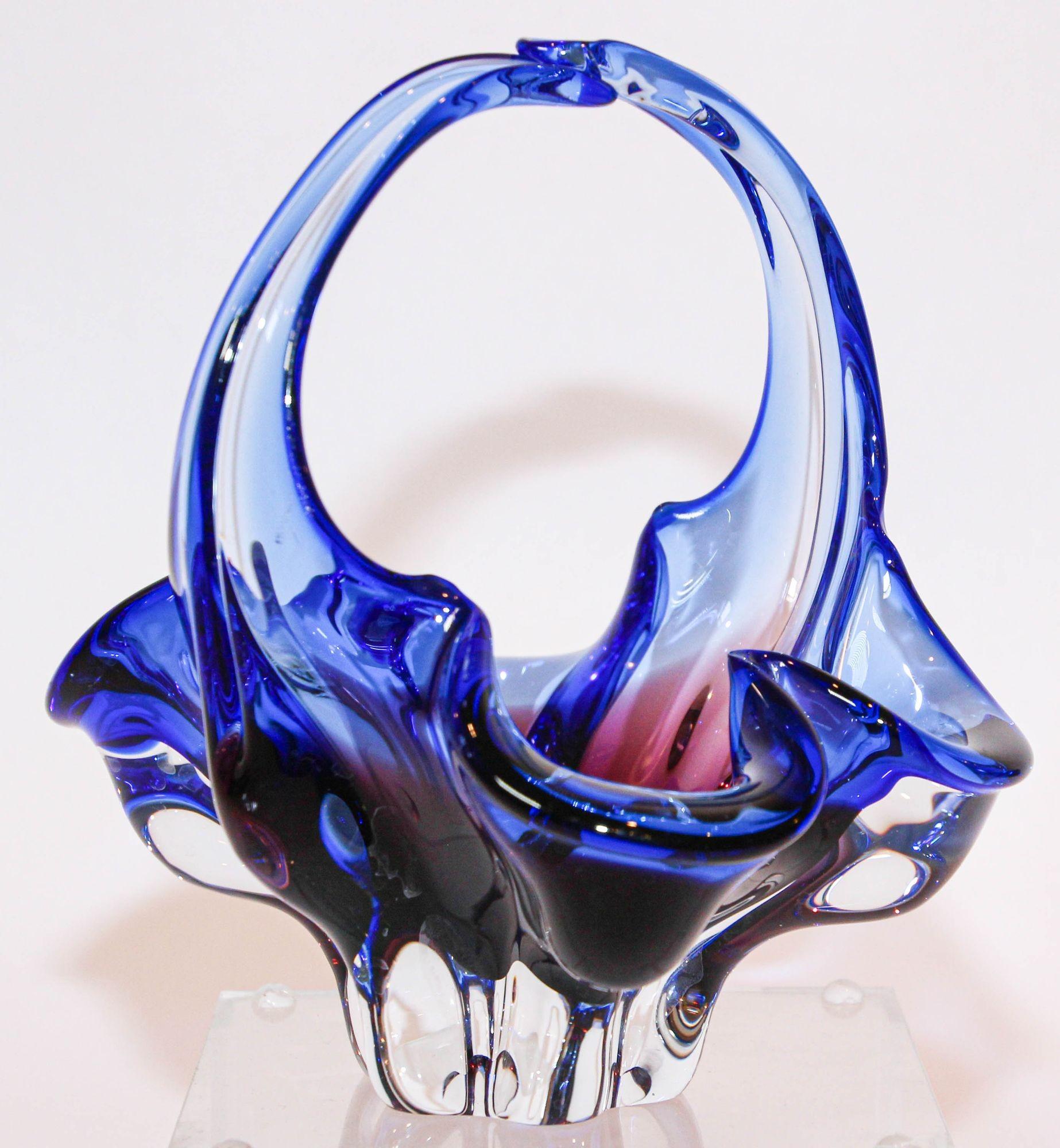Kobaltblauer Korb aus Murano-Kunstglas mit Henkel 1970er Jahre Italien (20. Jahrhundert) im Angebot