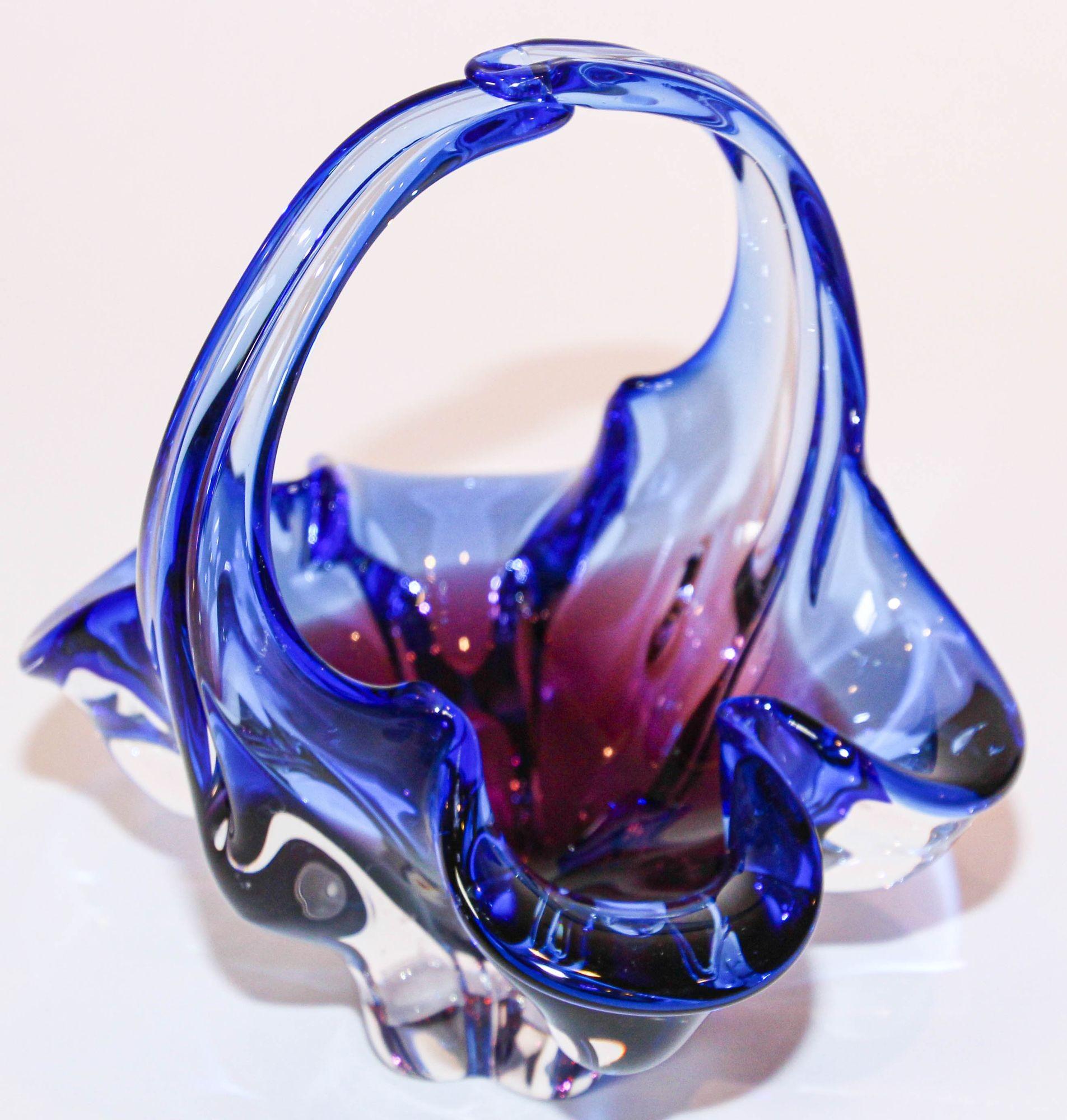 Kobaltblauer Korb aus Murano-Kunstglas mit Henkel 1970er Jahre Italien (Glaskunst) im Angebot