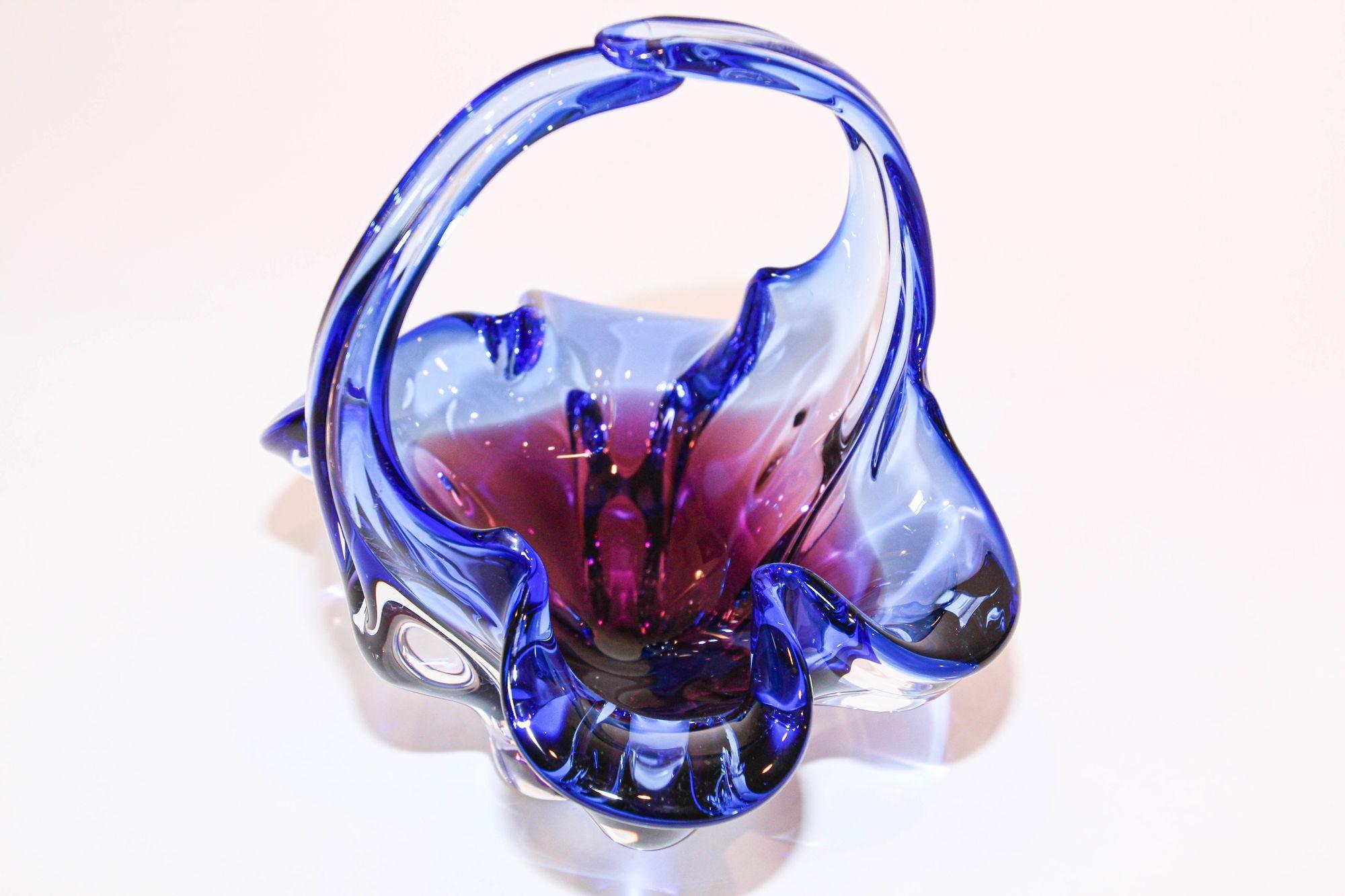 Kobaltblauer Korb aus Murano-Kunstglas mit Henkel 1970er Jahre Italien im Angebot 1