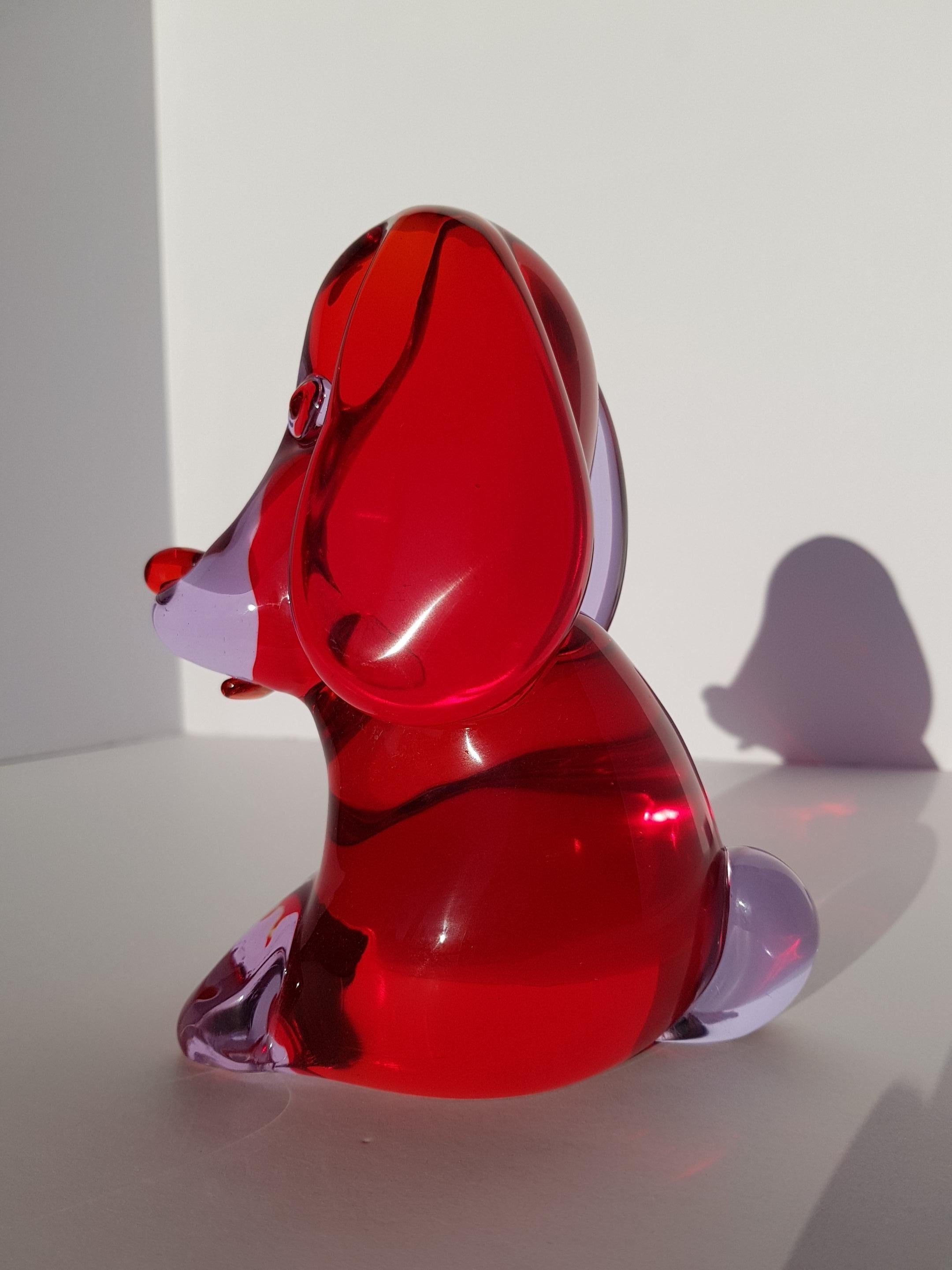Splendida e adorabile scultura di cane in vetro artistico di Murano, attribuita alle vetrerie Seguso, Barbini o Cenedese. Vetro artistico soffiato a mano del calibro più pregiato, realizzato con la tecnica del sommerso combinando il vetro