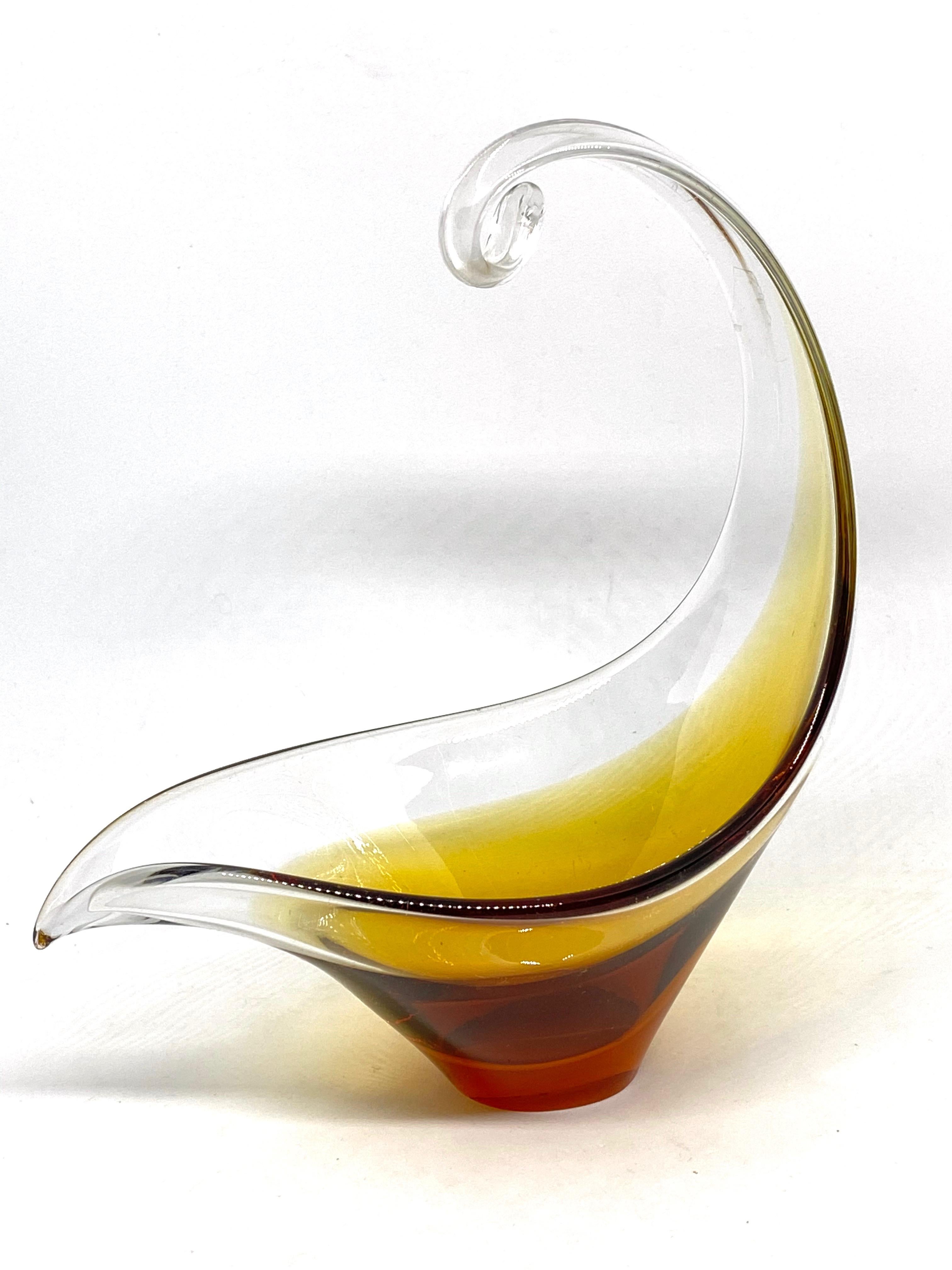 Magnifique pièce en verre d'art Murano soufflé à la main avec les techniques Sommerso et bullicante. Un beau bol de forme organique, un attrape-cigarette ou un cendrier en ambre et transparent, Italie, années 1970.
