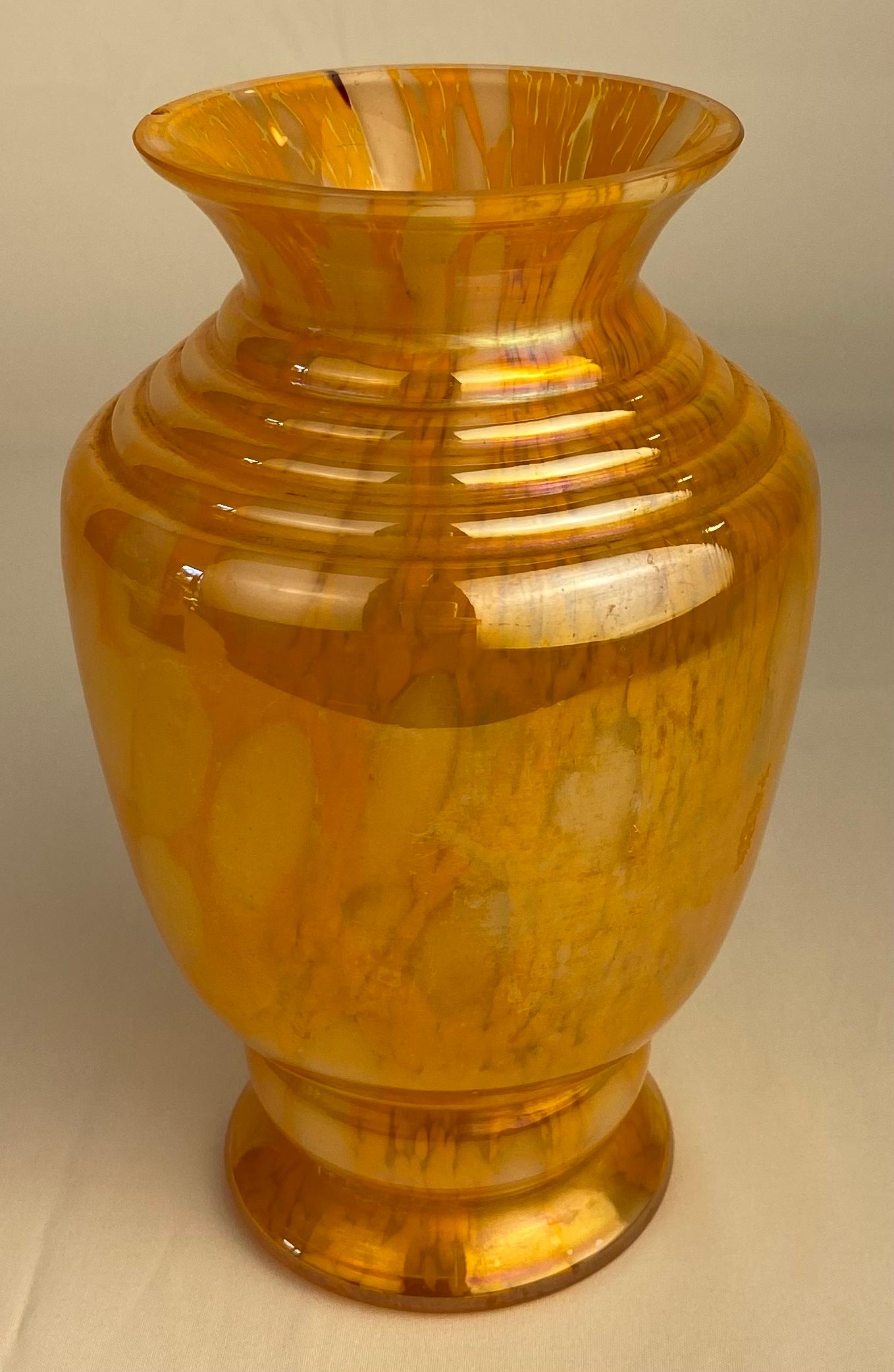Un vase en verre d'art de Murano de belle qualité, de couleur ambrée, parfait pour exposer vos fleurs préférées. 

Très bon état vintage, sans fissures ni éclats. 
Mesures : 7 5/8