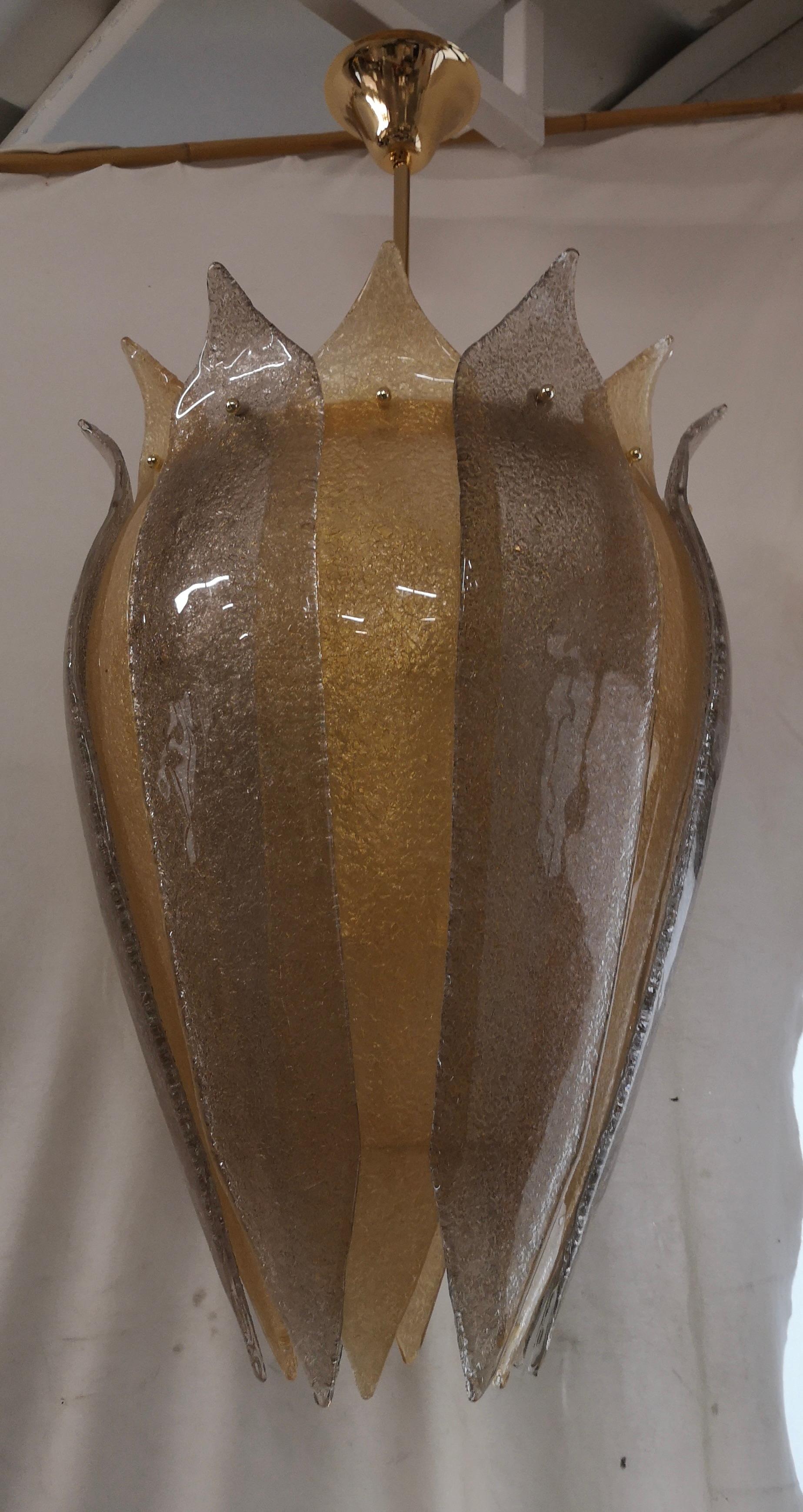 Lanterne particulière et très originale en laiton et verre de Murano, design unique enrichi d'un verre particulier avec traitement 