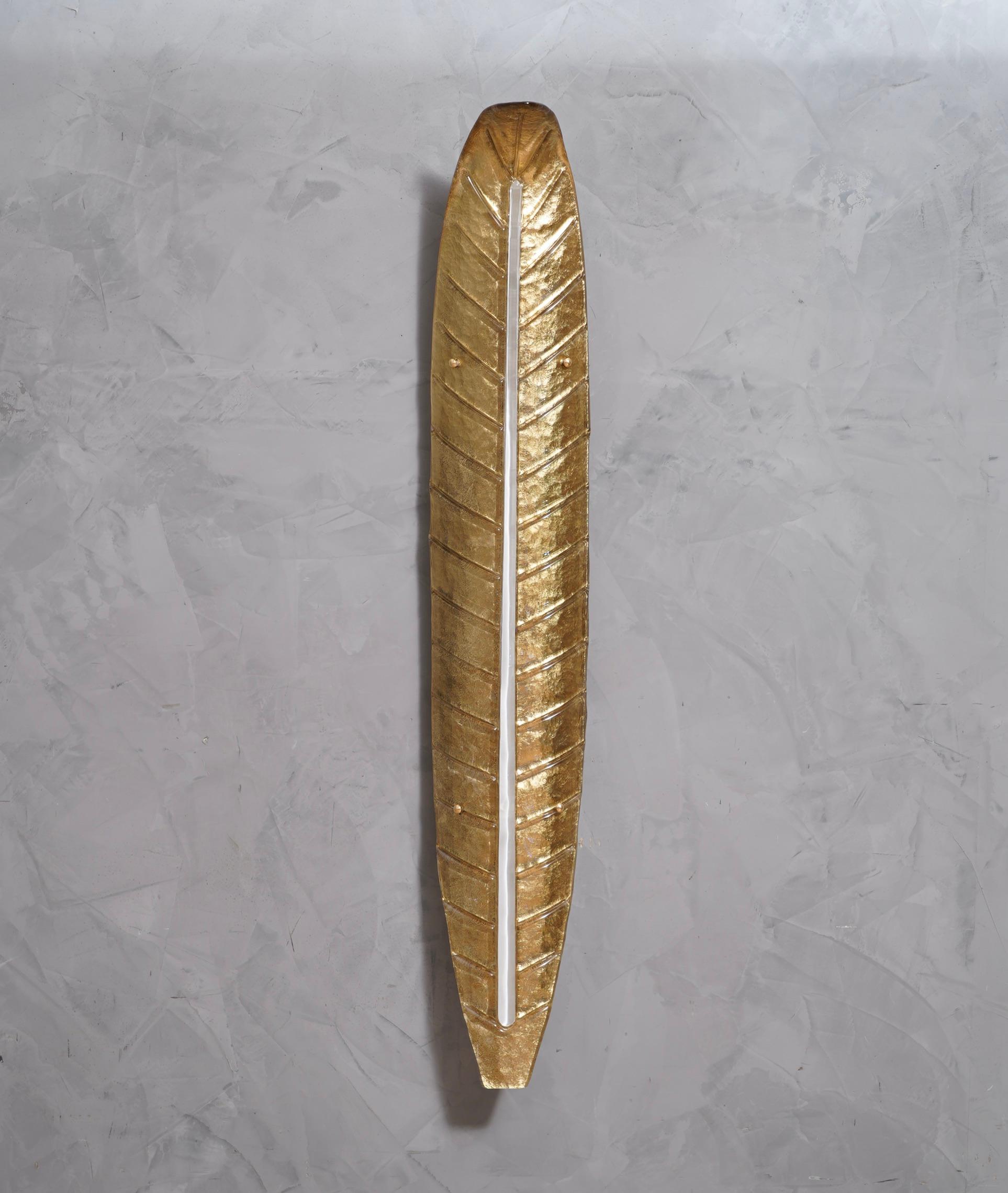 Beautiful design for this leaf-shaped applique, all gold with a vertical white rib. Refinement and class as in the Murano style, one-of-a-kind pieces that always remain precious.

The applique is made up of a single piece of Murano glass, almost as