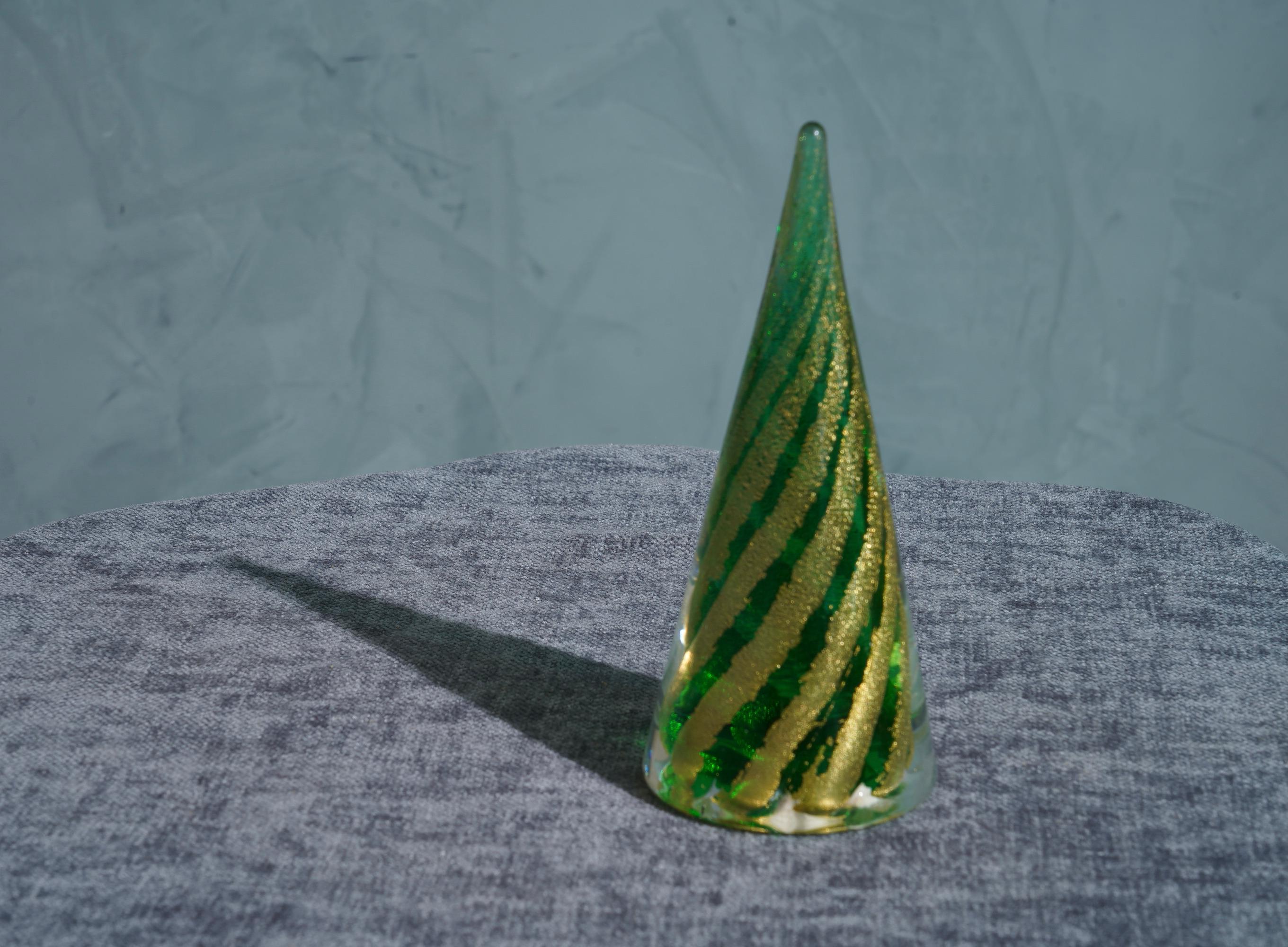 Very particular sculpture of Tree in Murano glass, stylized and linear like the art of glass in Venice commands.

The sculpture represents a stylized Christmas tree in green and gold. You can see from the photos the intense green color and the