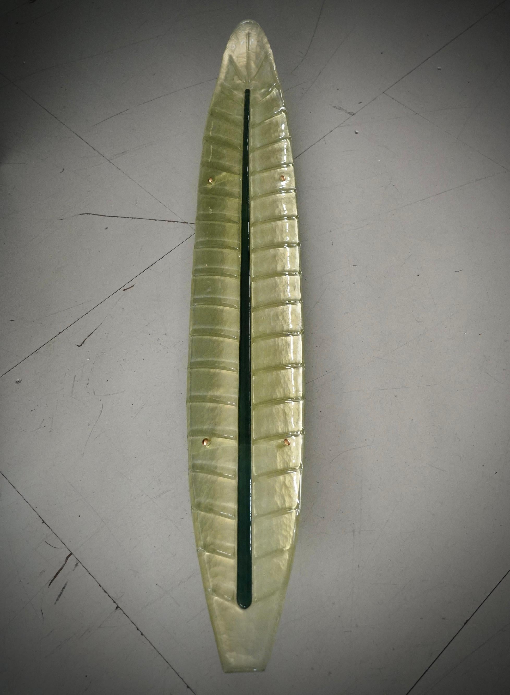 Precioso diseño para este aplique en forma de hoja, todo verde con un nervio vertical blanco. Refinamiento y clase como en el estilo de Murano, piezas únicas que siempre son preciosas.

El aplique está hecho de una sola pieza de cristal de Murano,