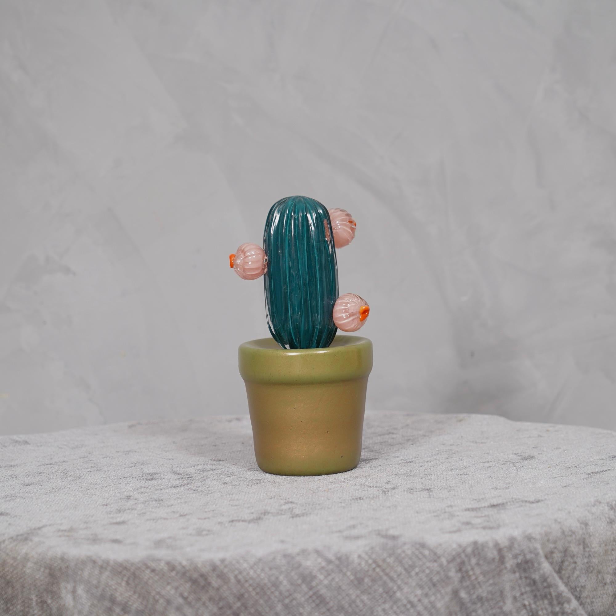 Design italien, ce cactus est une icône de la mode italienne, vert d'eau avec un beau vase en verre rouge en dessous.

En édition limitée, fabriqués dans l'un des fours de Venise, les cactus sont en verre de Murano ont un vase en verre rouge et