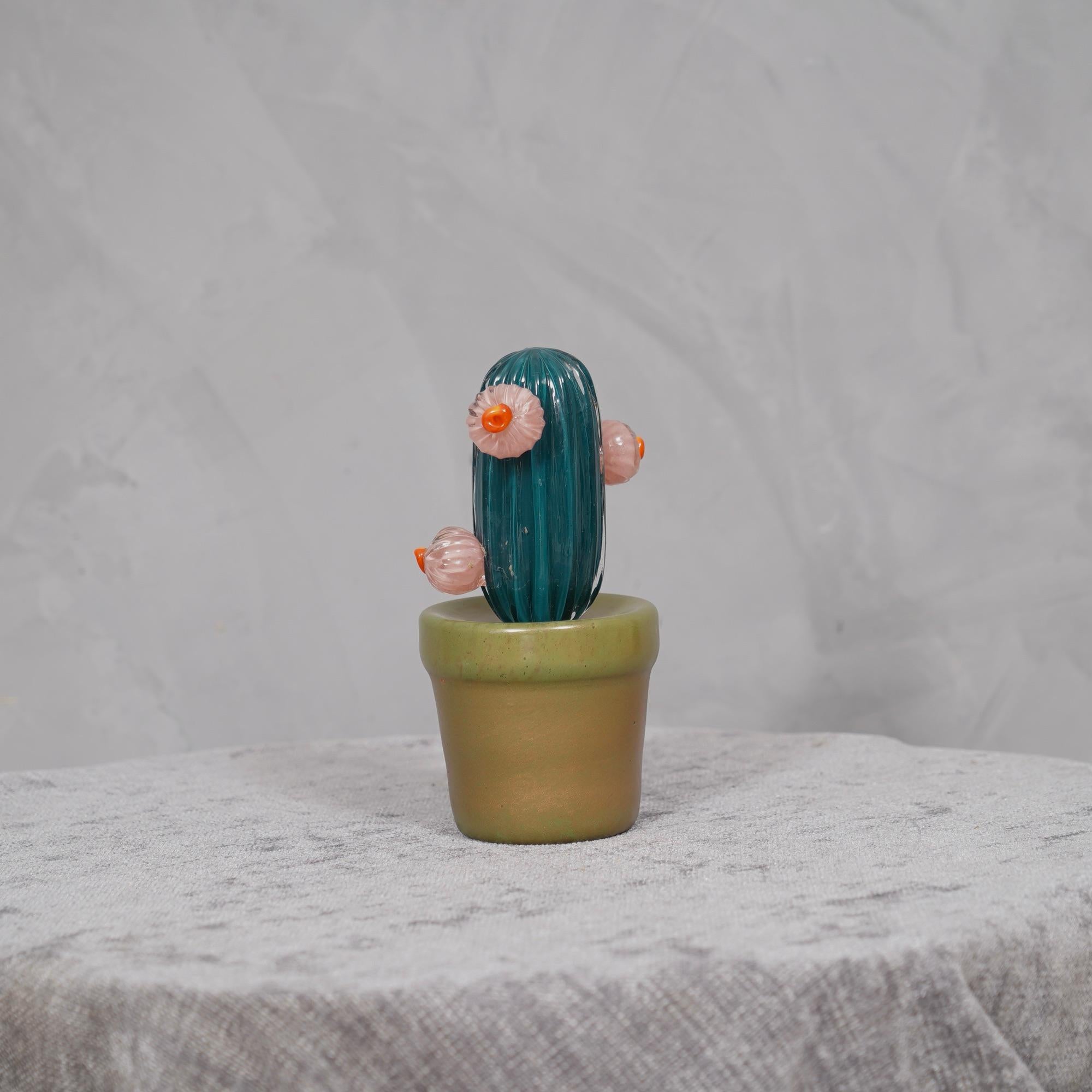 Italian design, this cactus is a fashion icon of the Italian style, water green with a beautiful red glass vase underneath. The Murano furnaces create an indisputable timeless design, simple but elegant at the same time. Refinement and class,