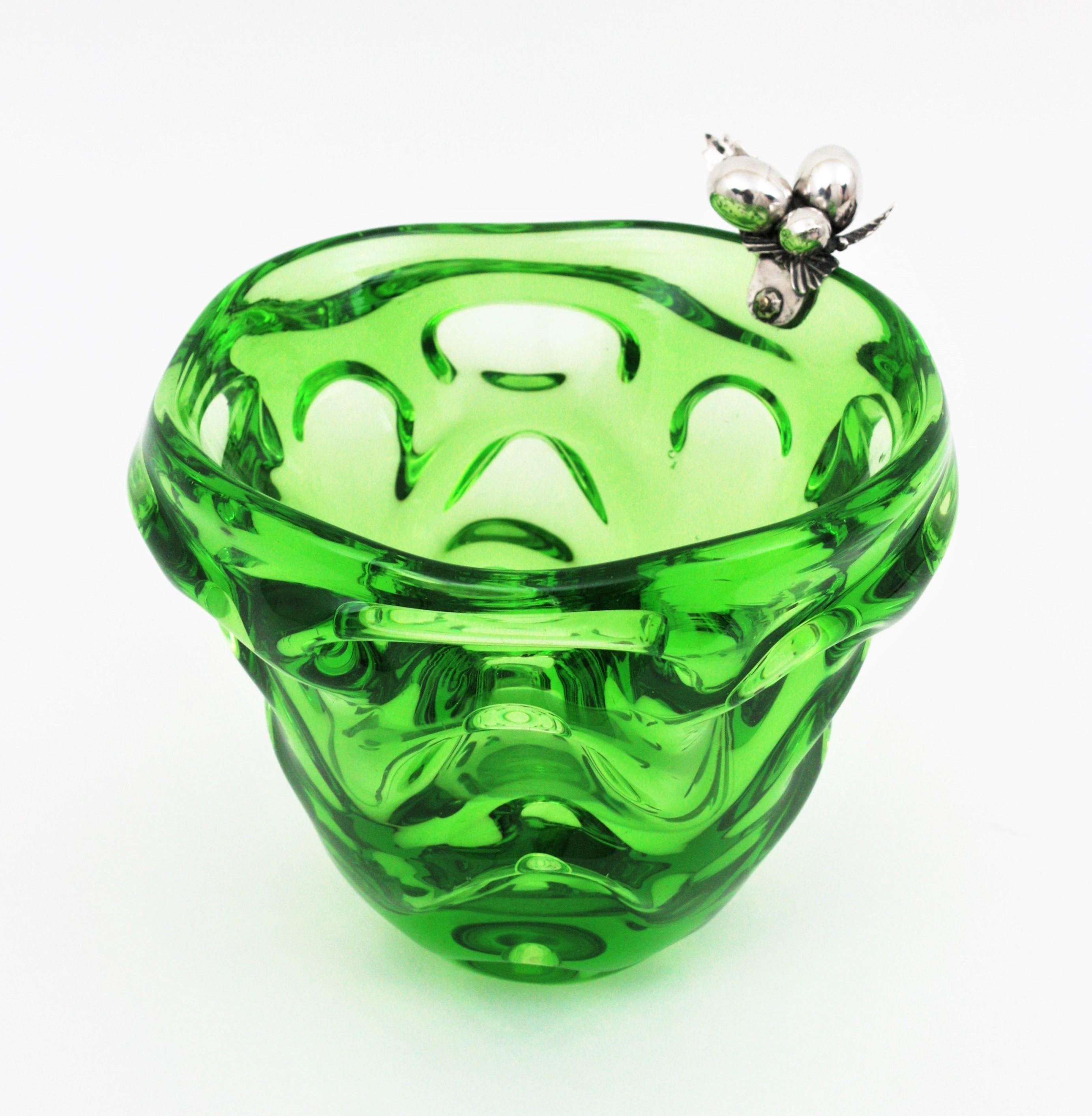 Green Murano Art Glass centerpiece / vase, Italy, 1940s-1950s.
A gorgeous Murano glass Sommerso vase in green color with pulled details.
This colorful centerpiece vase is beautifully adorned by pulled undulations thorough the body. A bunch of