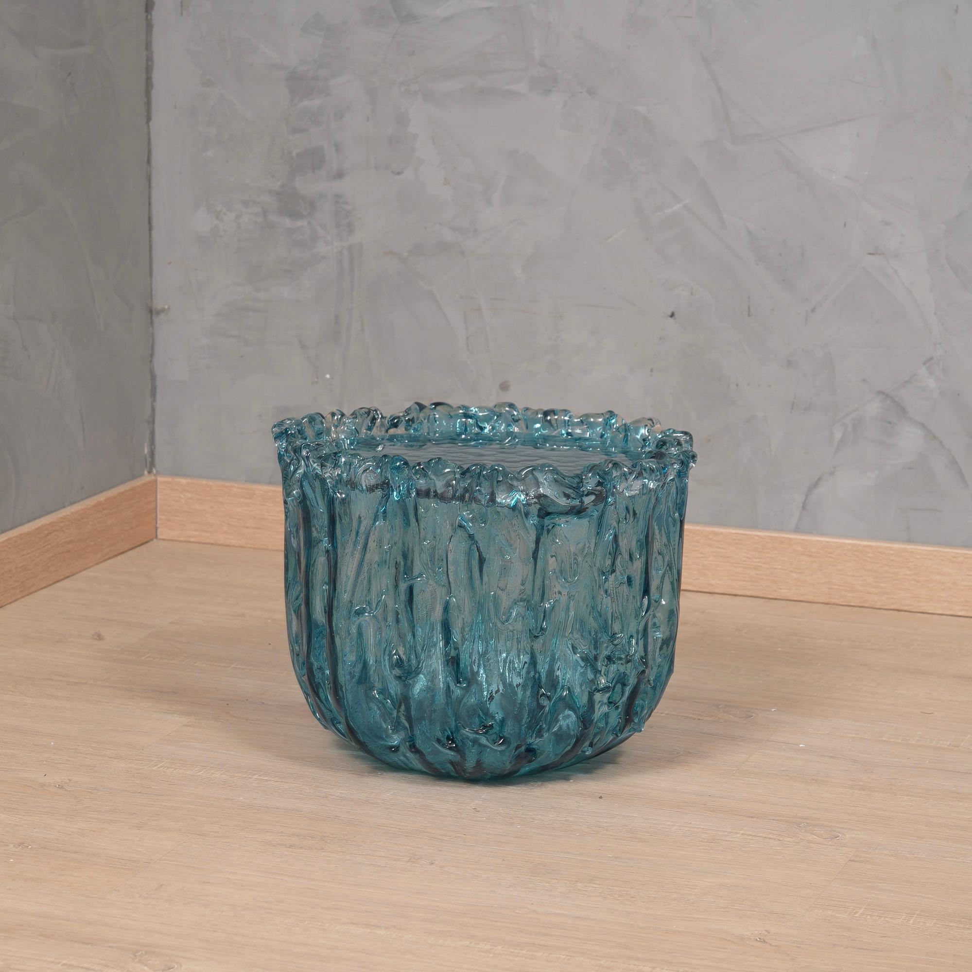 Very particular Murano glass side table with an exciting blue color, with a very original design, a real Murano glass sculpture.

The coffee table is made up of a large vase-shaped base in Murano glass, and a disc, also in Murano glass, which is