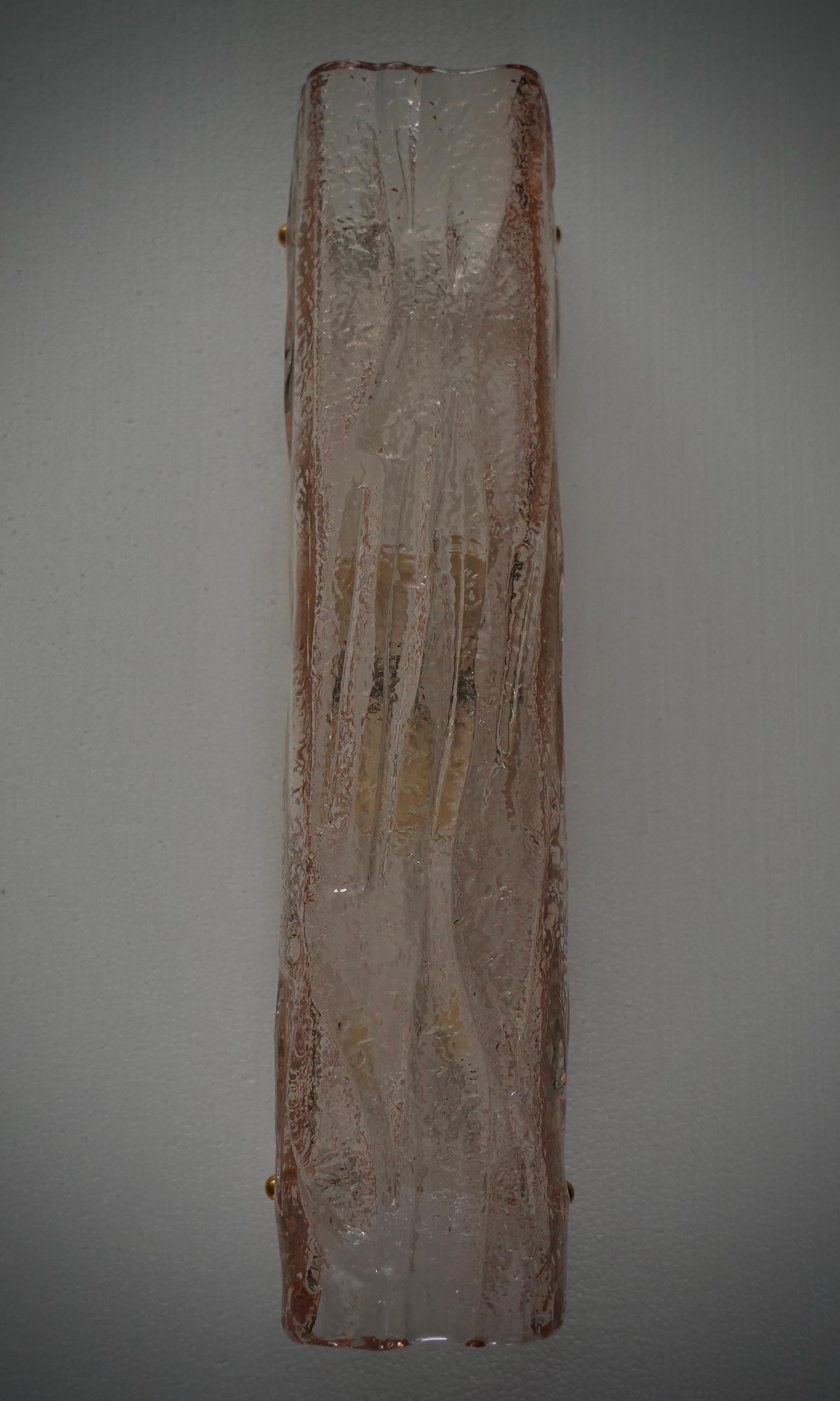 Bellissima e importante applique in vetro di Murano dalla forma particolare e dal disegno in vetro molto ricco, con un bellissimo colore rosa chiaro. I forni di Murano creano un indiscutibile design senza tempo, semplice ma elegante allo stesso