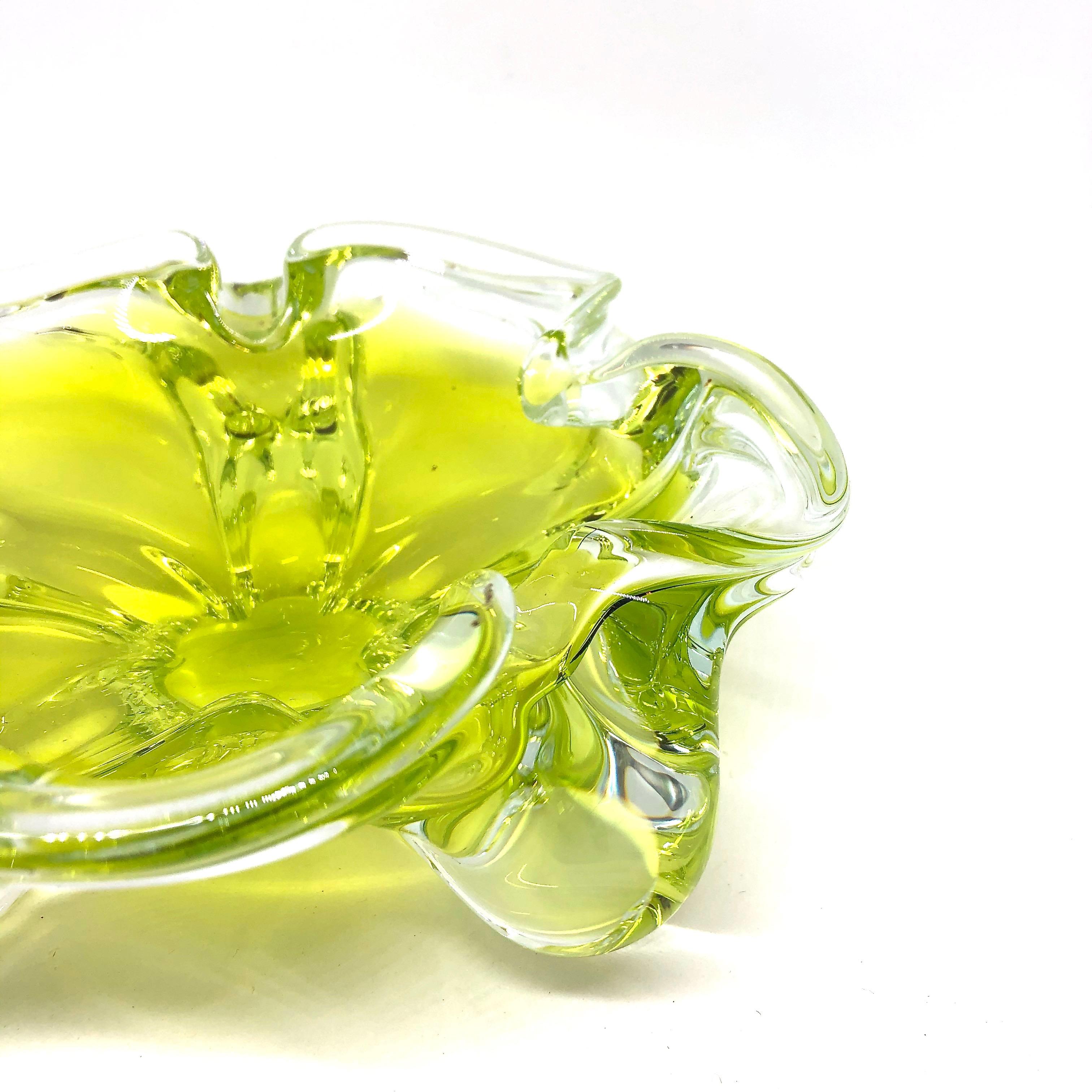 italien Bol attrape-tout en verre d'art de Murano vert citron et transparent, Italie, Sommerso, 1970 en vente