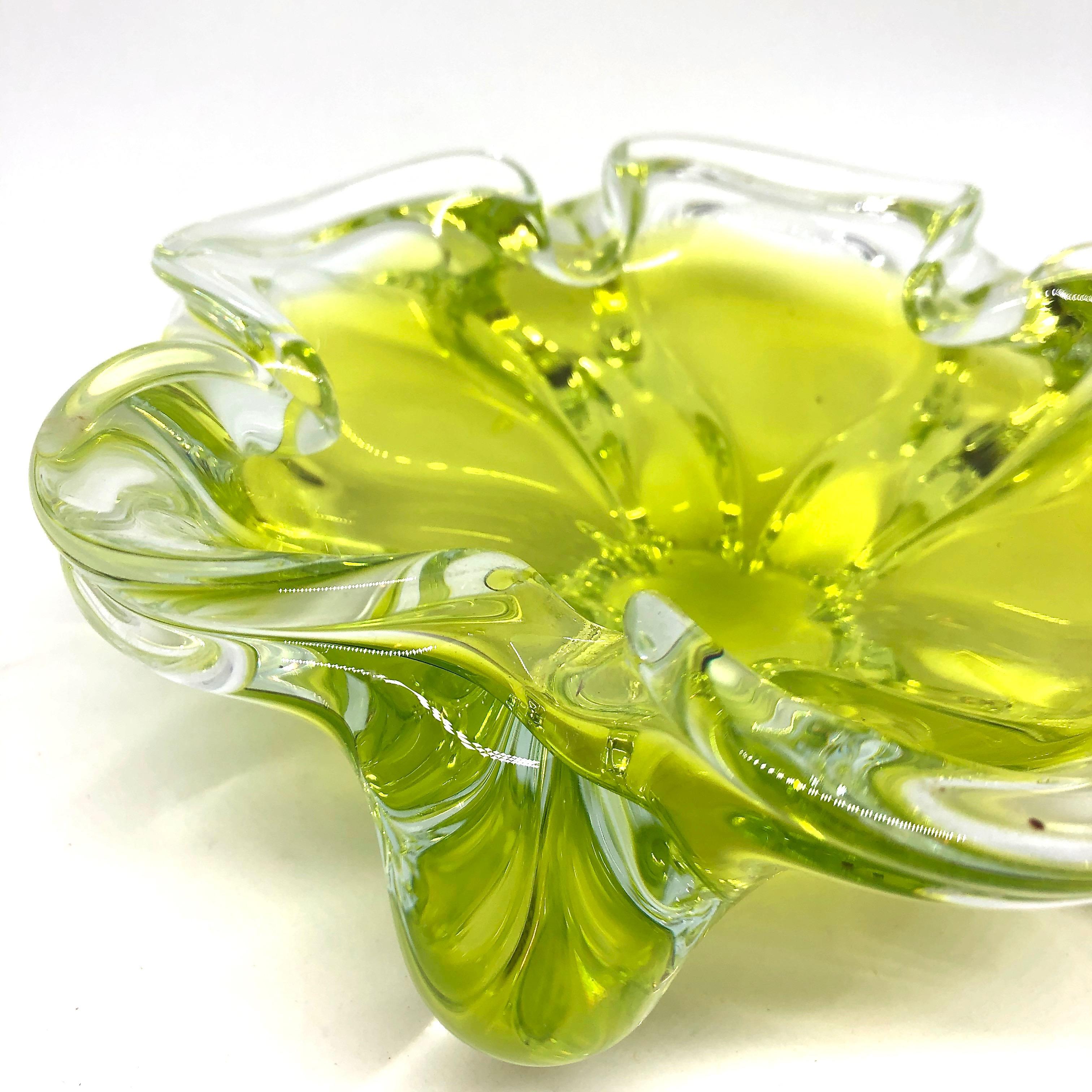 Mid-Century Modern Murano Art Glass Lime Green and Clear Bowl Catchall Italy, Sommerso, 1970s For Sale