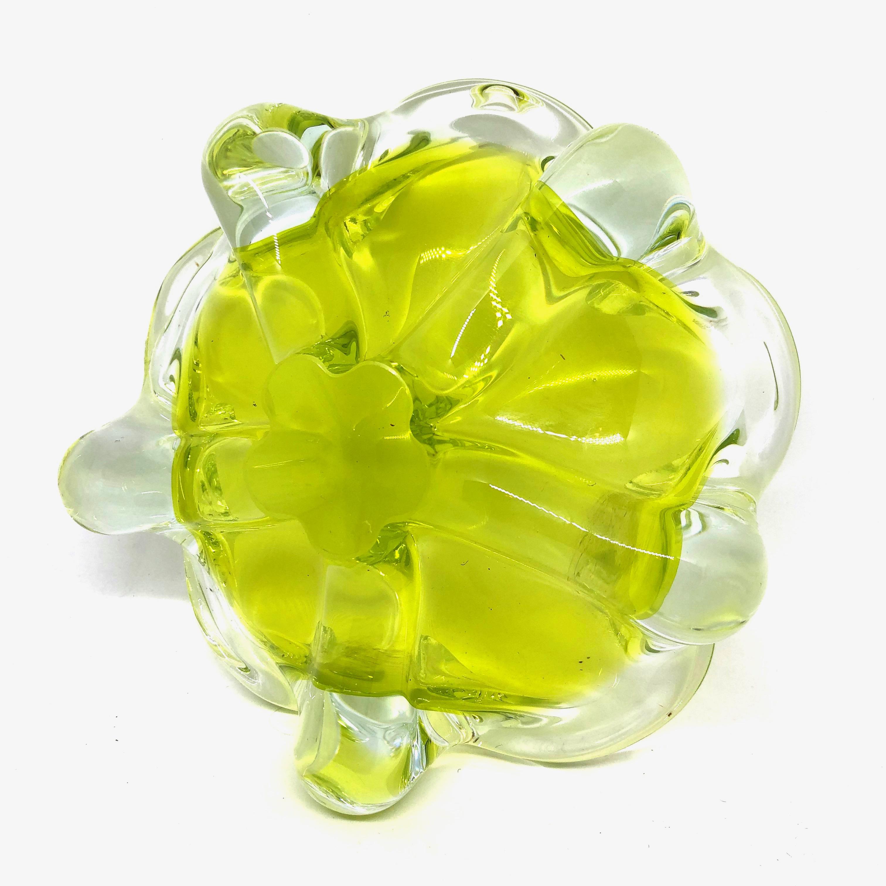 Murano Art Glass Lime Green and Clear Bowl Catchall Italy, Sommerso, 1970s In Good Condition For Sale In Nuernberg, DE